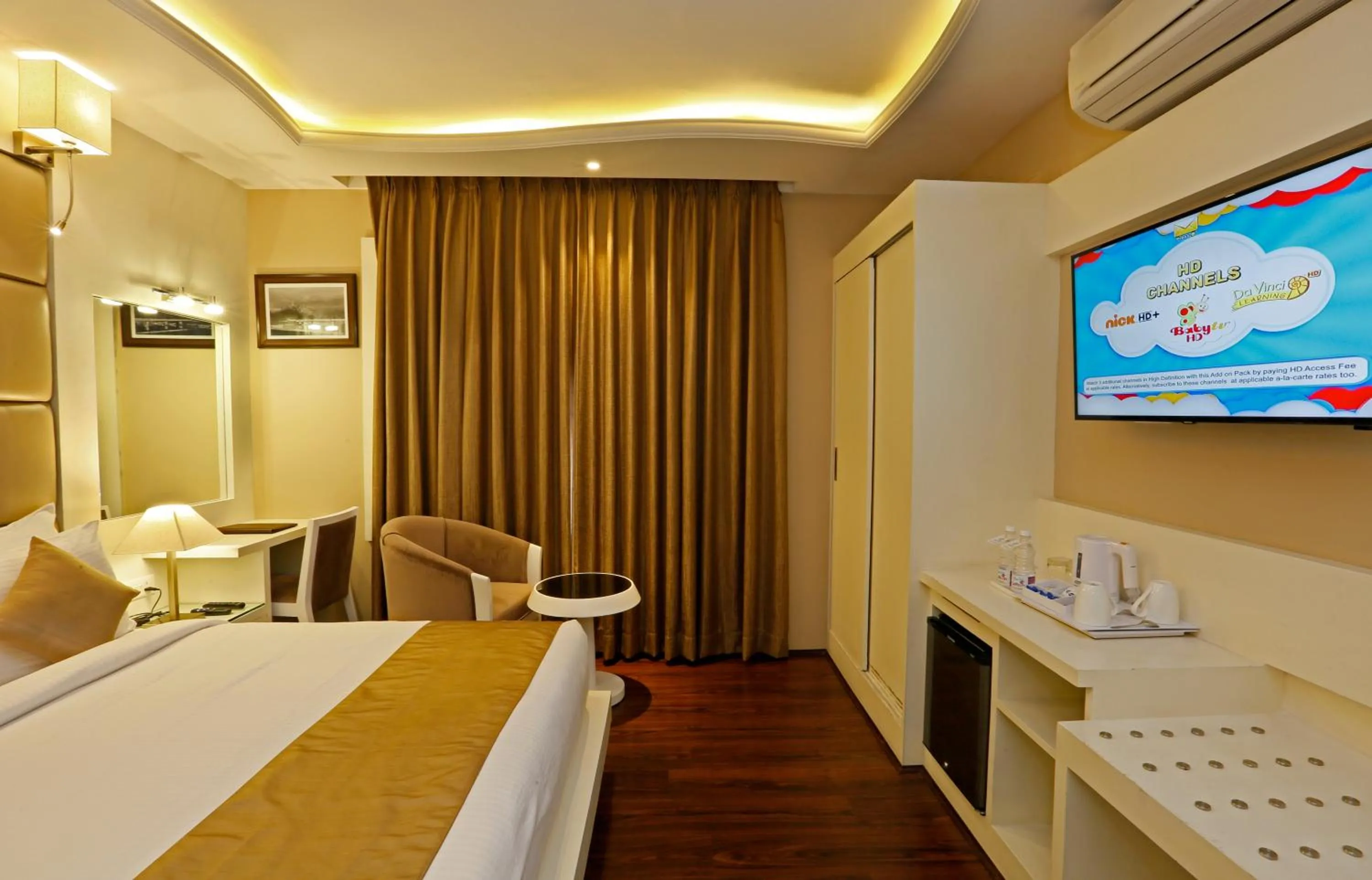 Photo of the whole room, Bed in Clarks inn srinagar