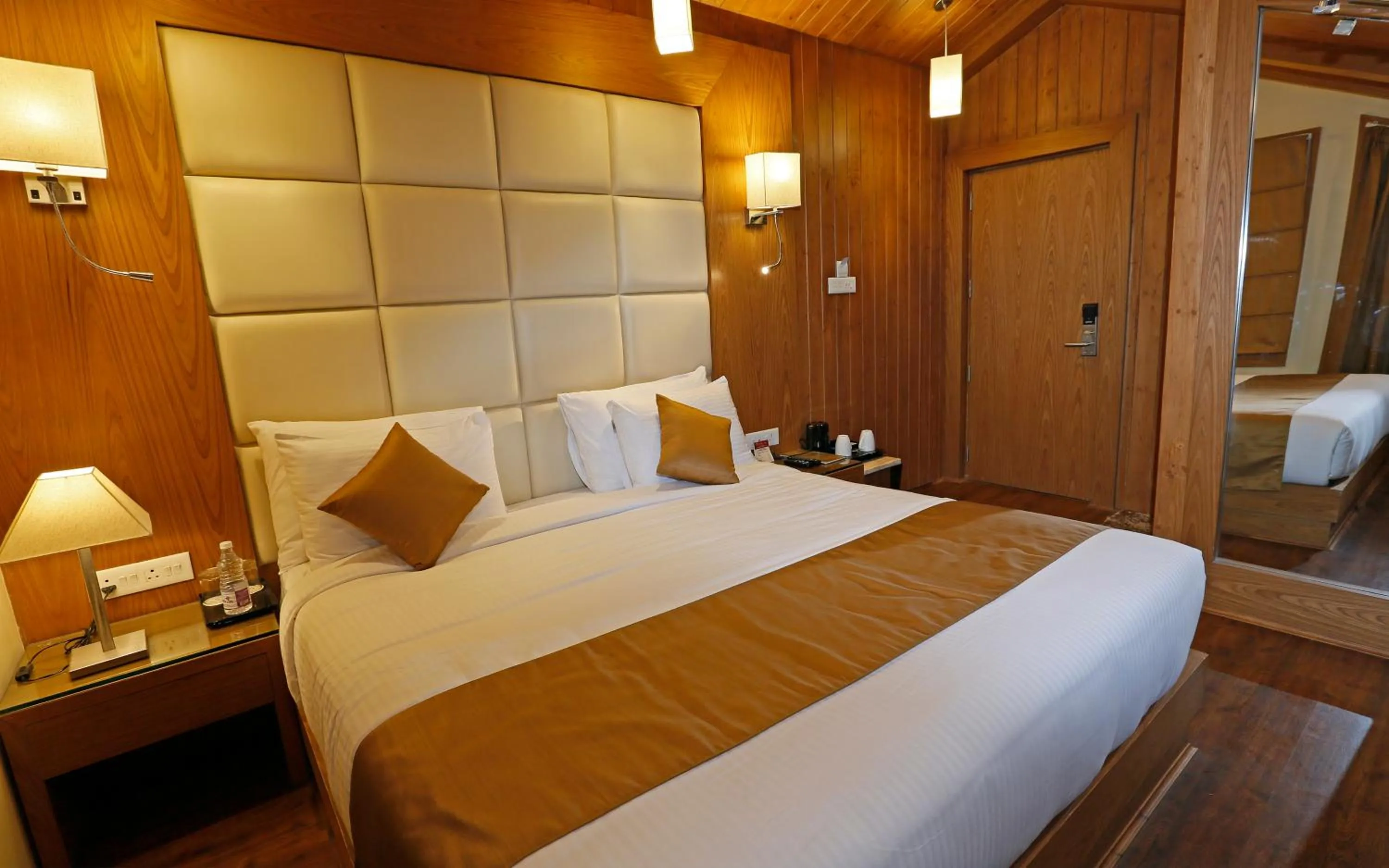 Bedroom, Bed in Clarks inn srinagar