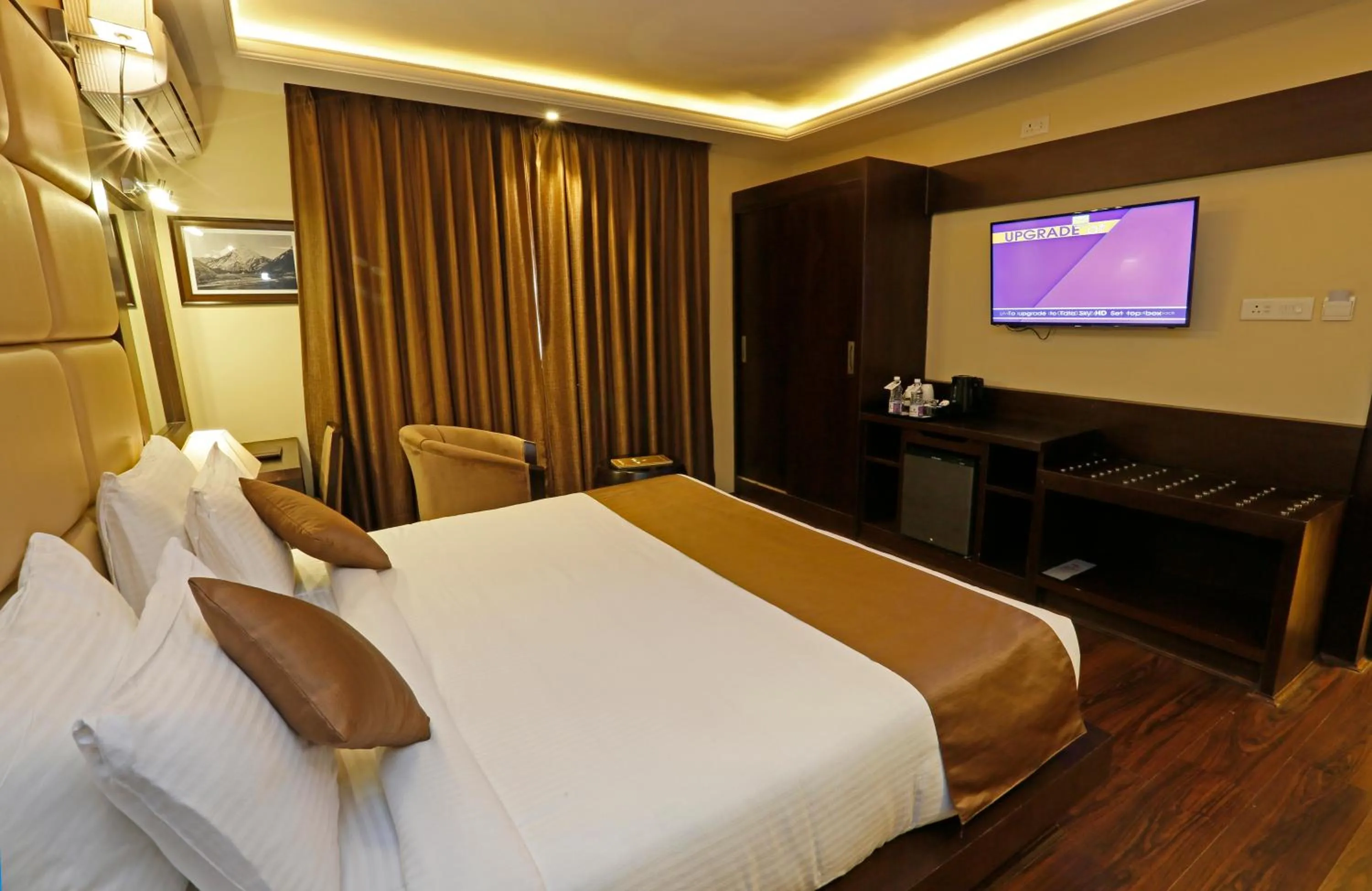 Communal lounge/ TV room, Bed in Clarks inn srinagar