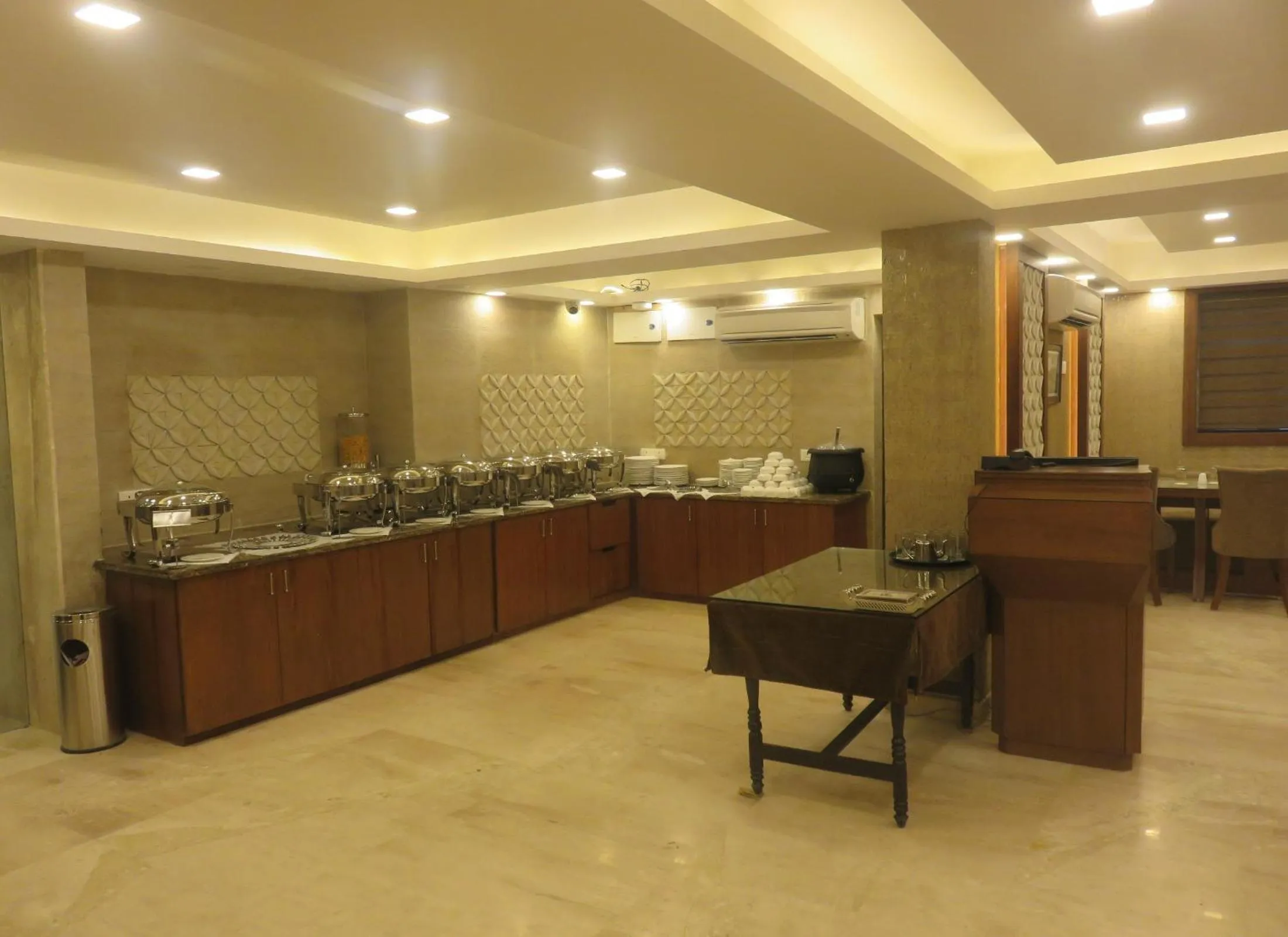 Restaurant/places to eat in Clarks inn srinagar