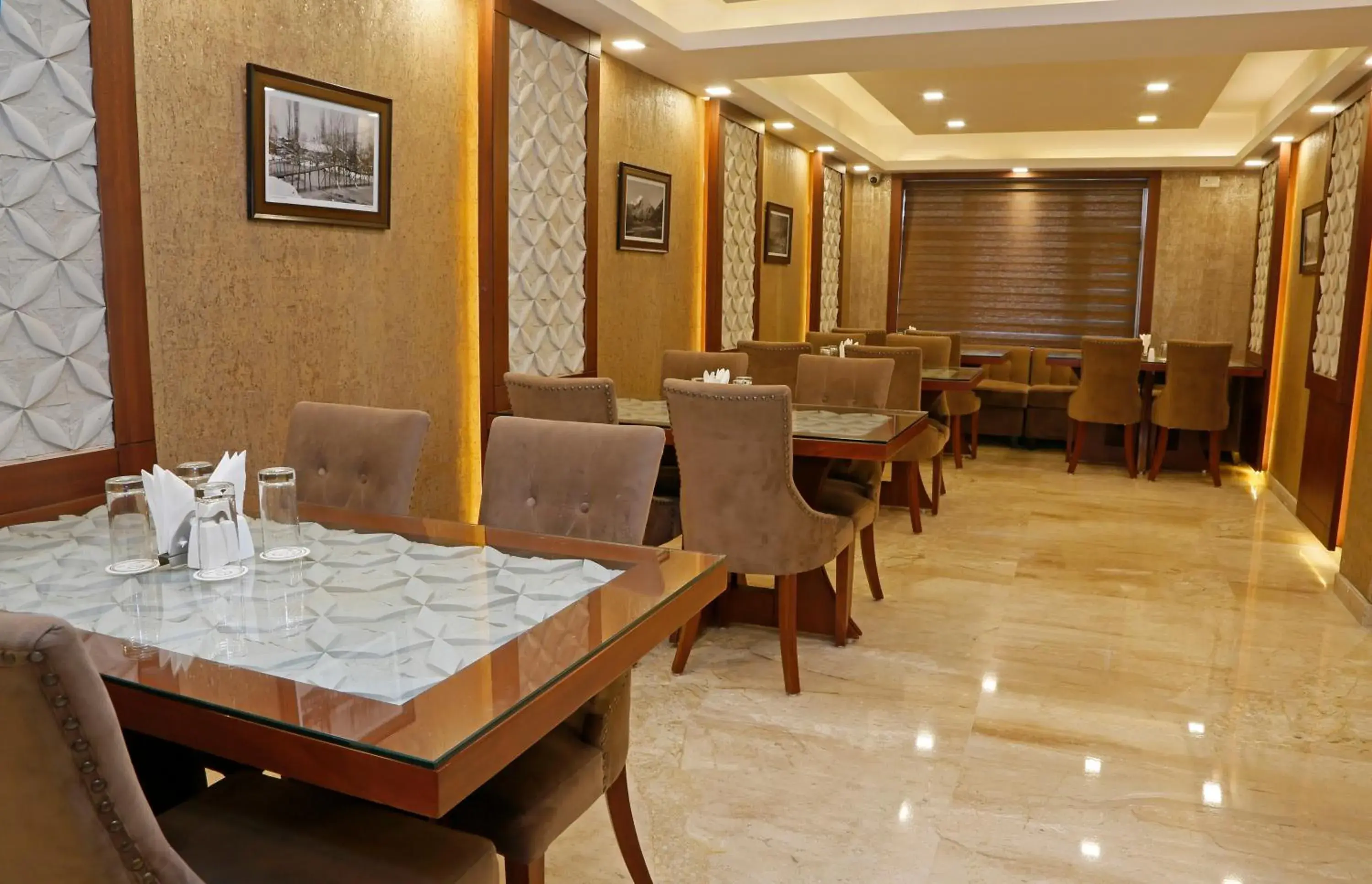 Restaurant/places to eat in Clarks inn srinagar Restaurant/places to eat in Clarks inn srinagar