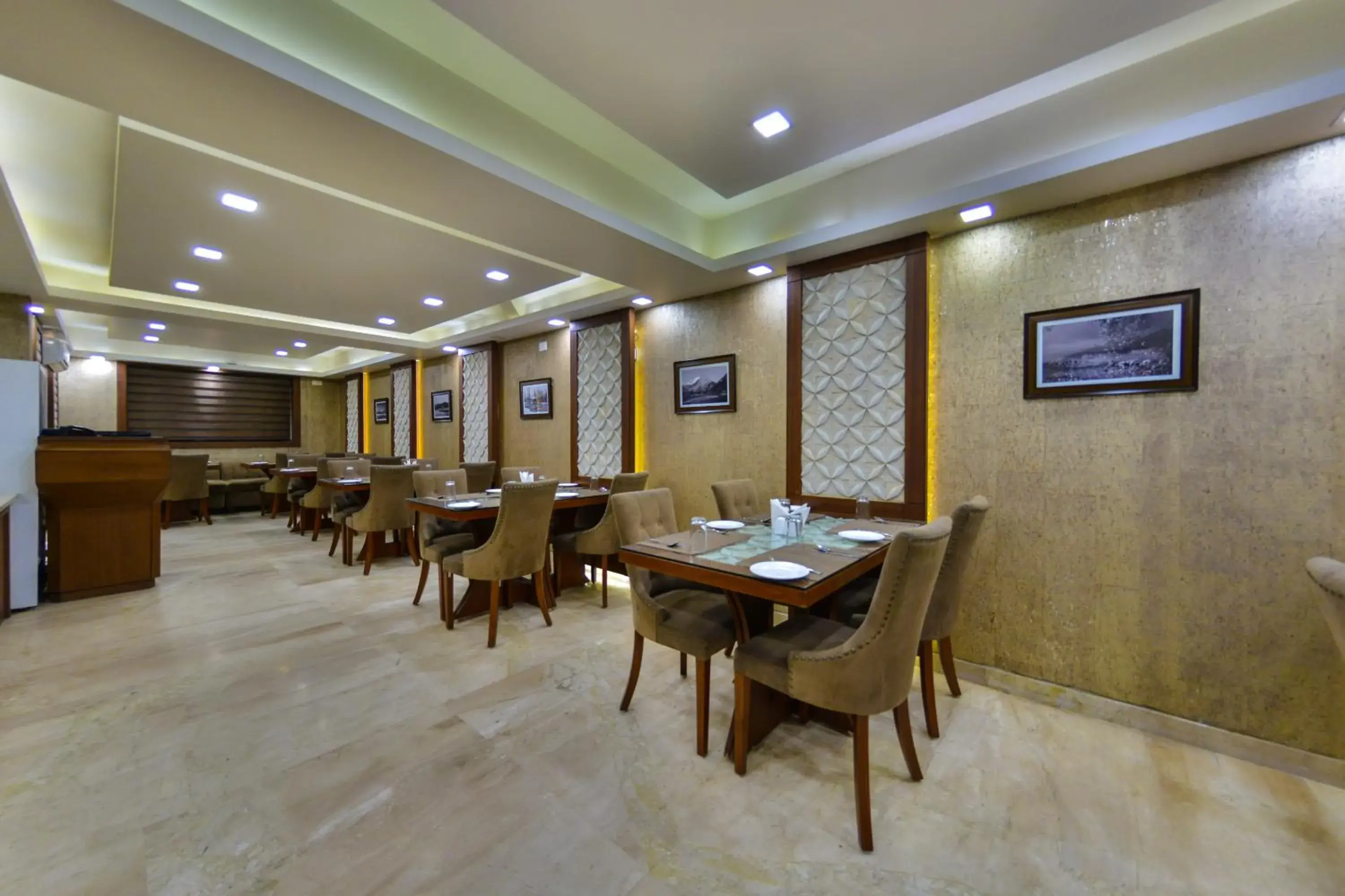 Restaurant/places to eat in Clarks inn srinagar Restaurant/places to eat in Clarks inn srinagar