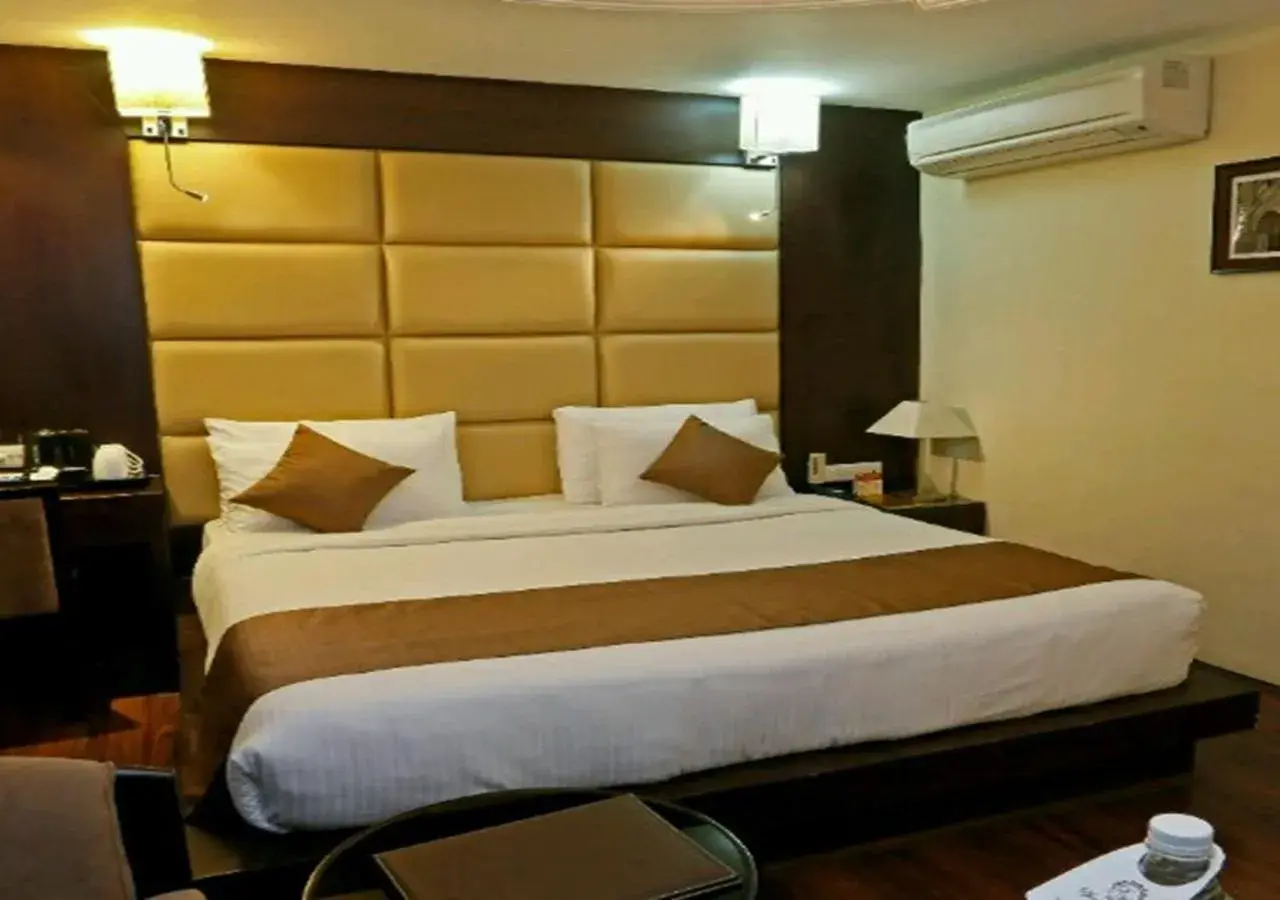 Bedroom, Bed in Clarks inn srinagar Bedroom, Bed in Clarks inn srinagar