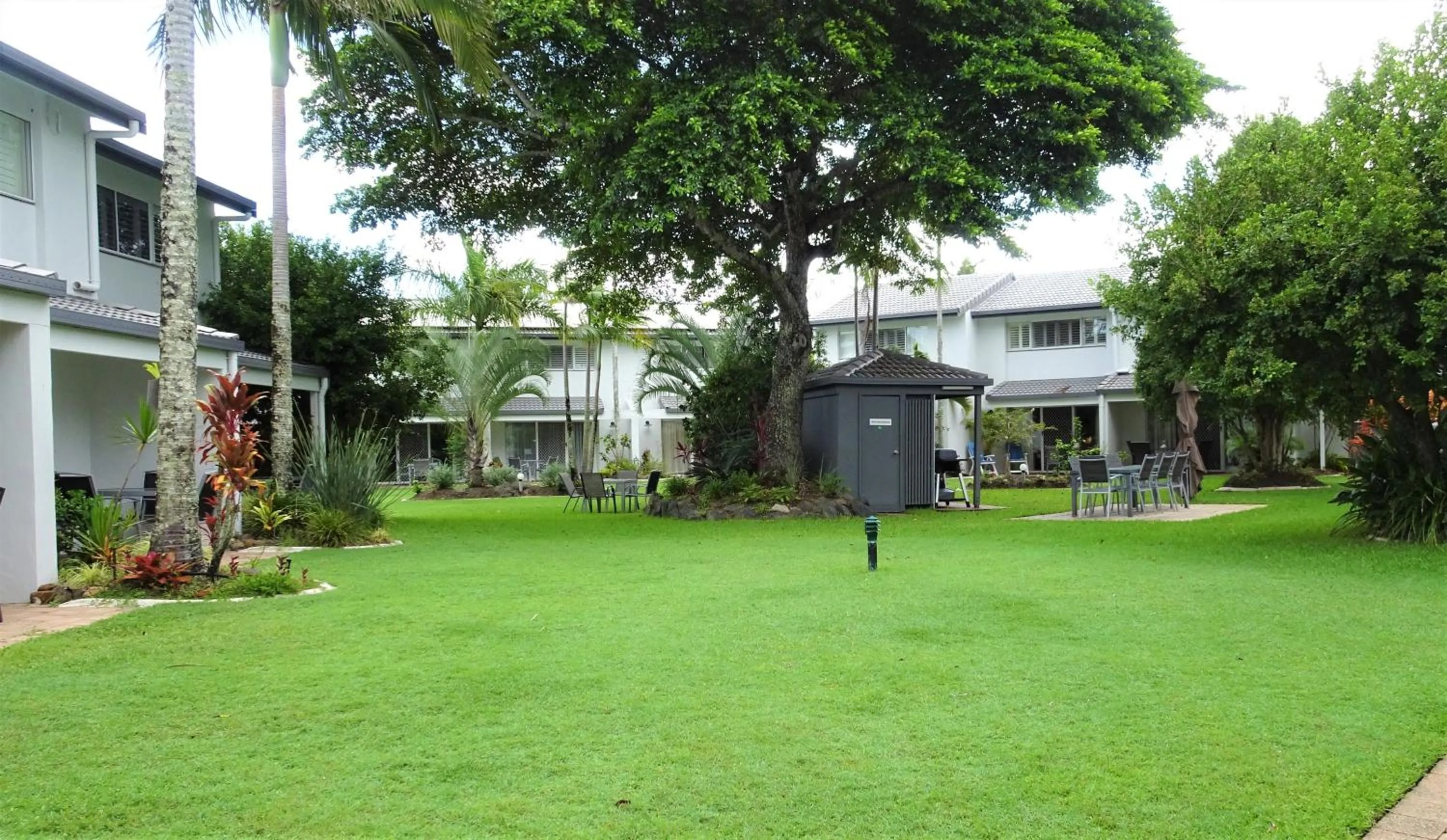 Property building in Noosa Gardens Riverside Resort