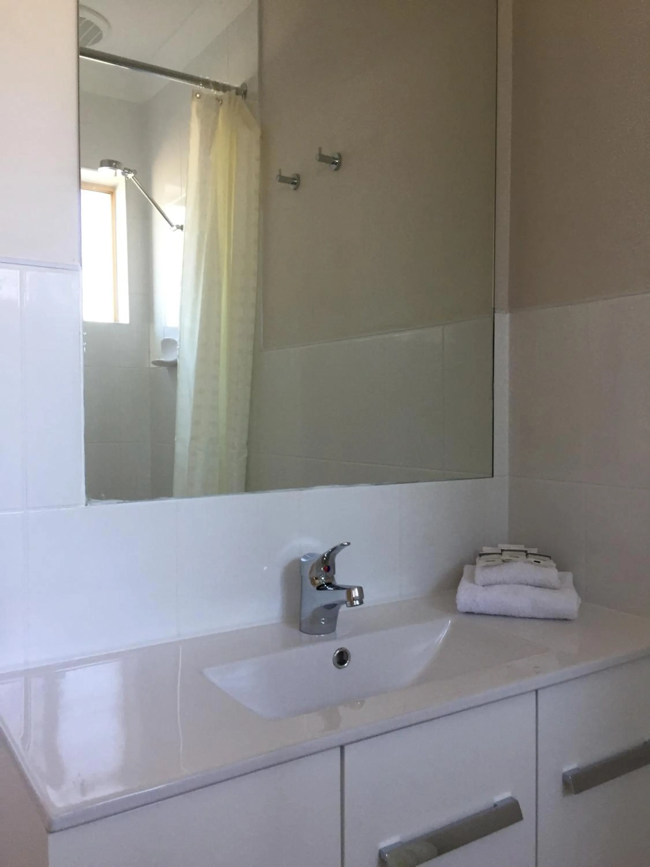 Bathroom in Beachside Motor Inn By Golden Chain