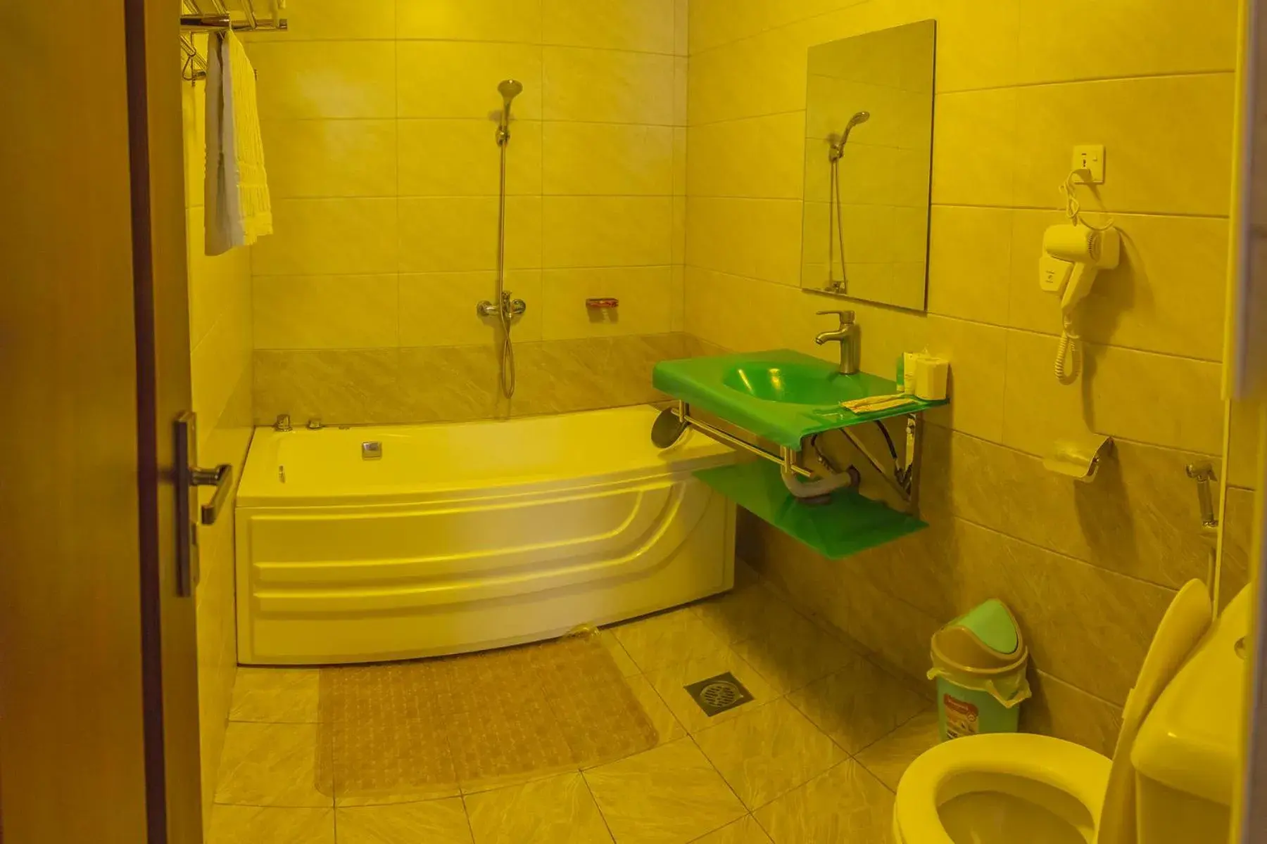 Bathroom in Russell Hotel Bathroom in Russell Hotel