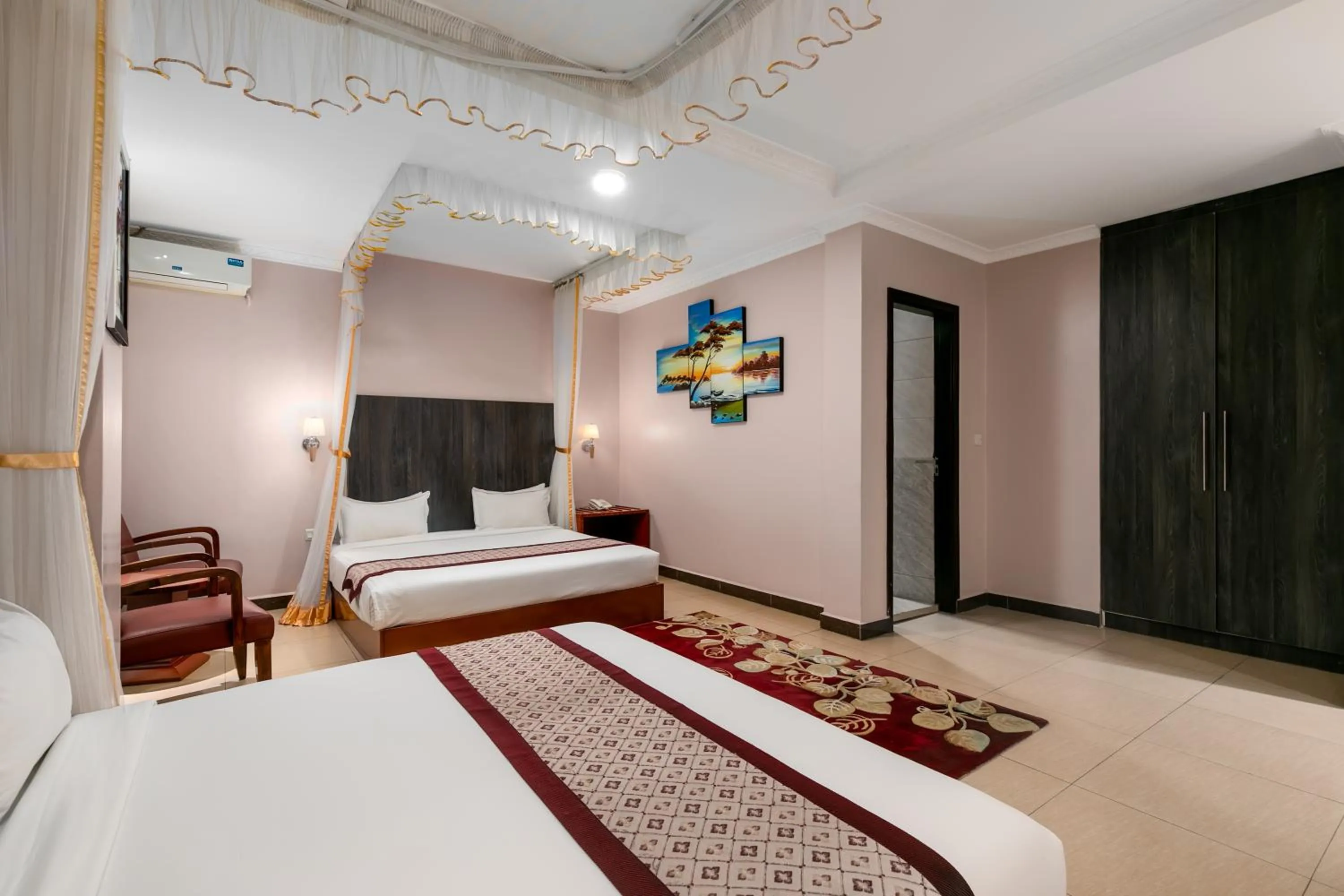 Bed in Russell Hotel