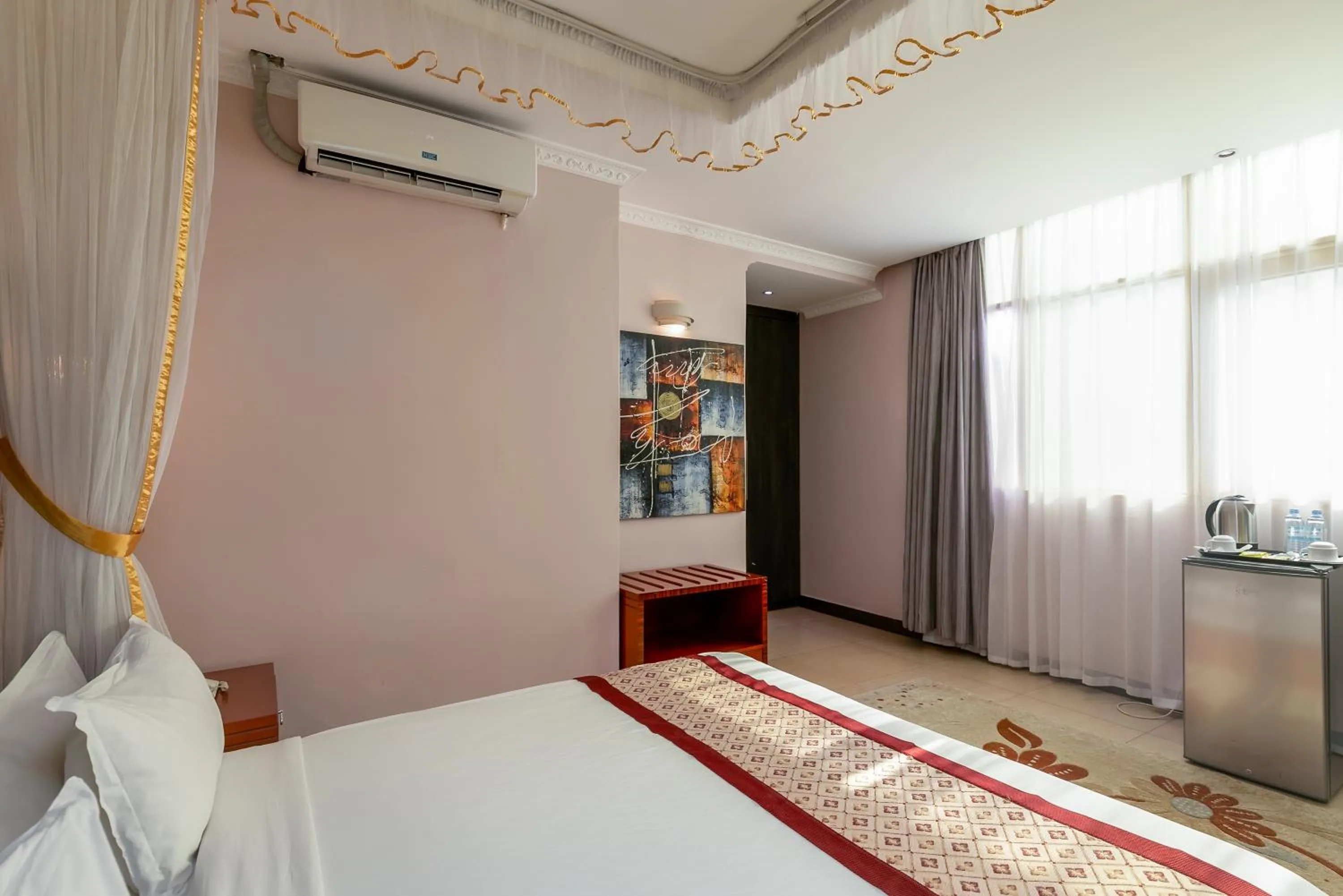 Photo of the whole room, Bed in Russell Hotel