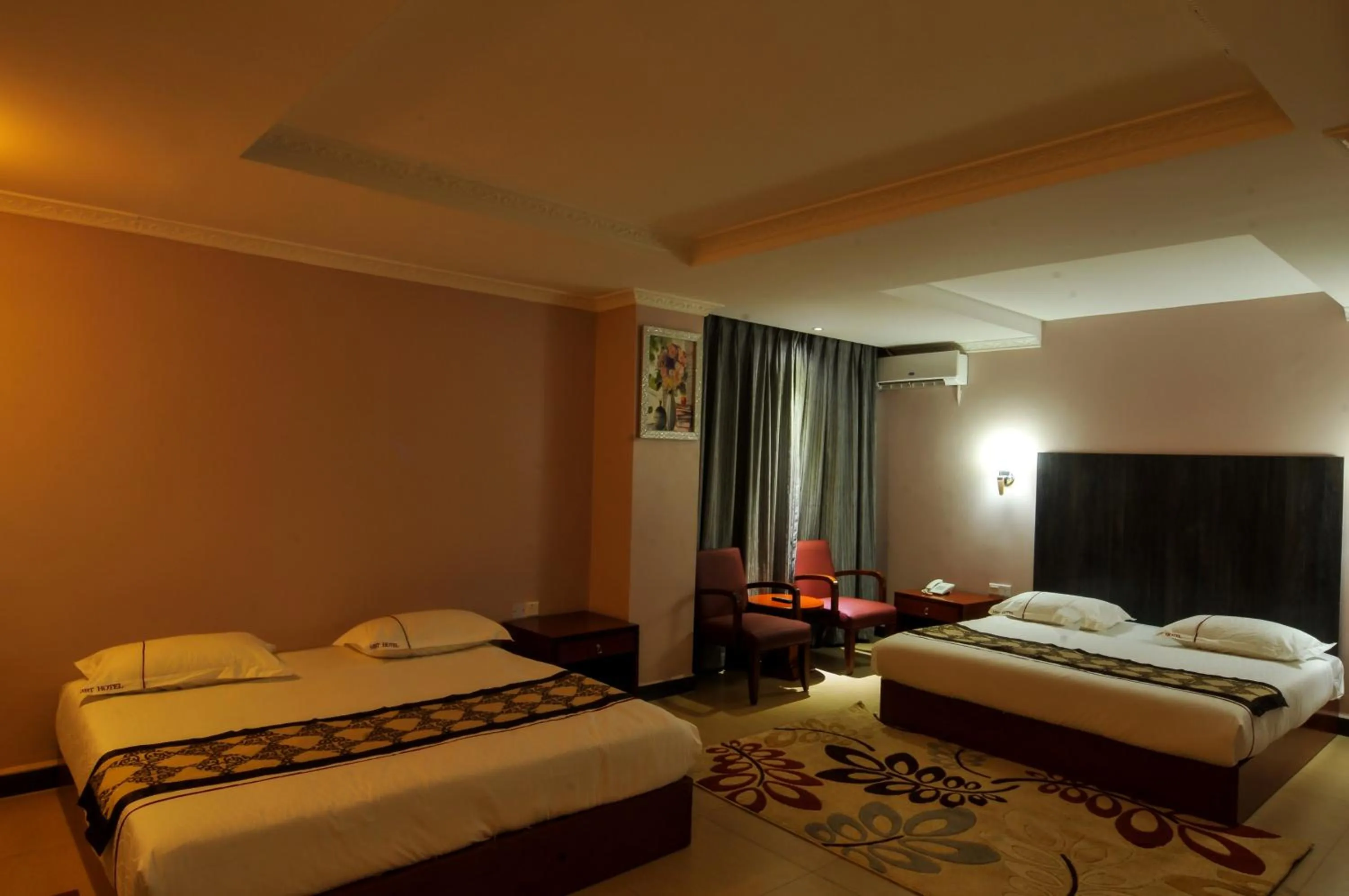 Bedroom, Bed in Russell Hotel