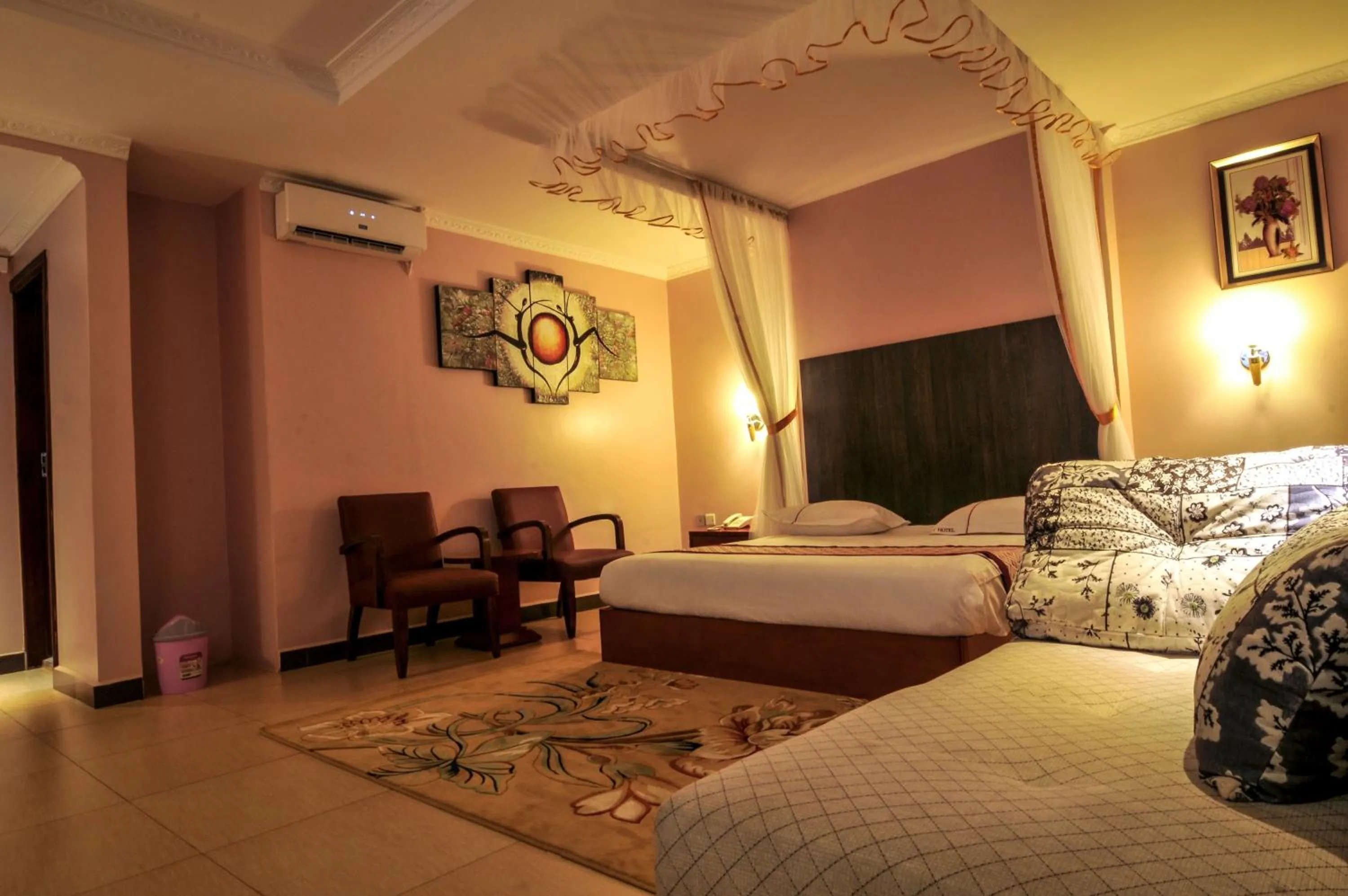 Living room, Bed in Russell Hotel