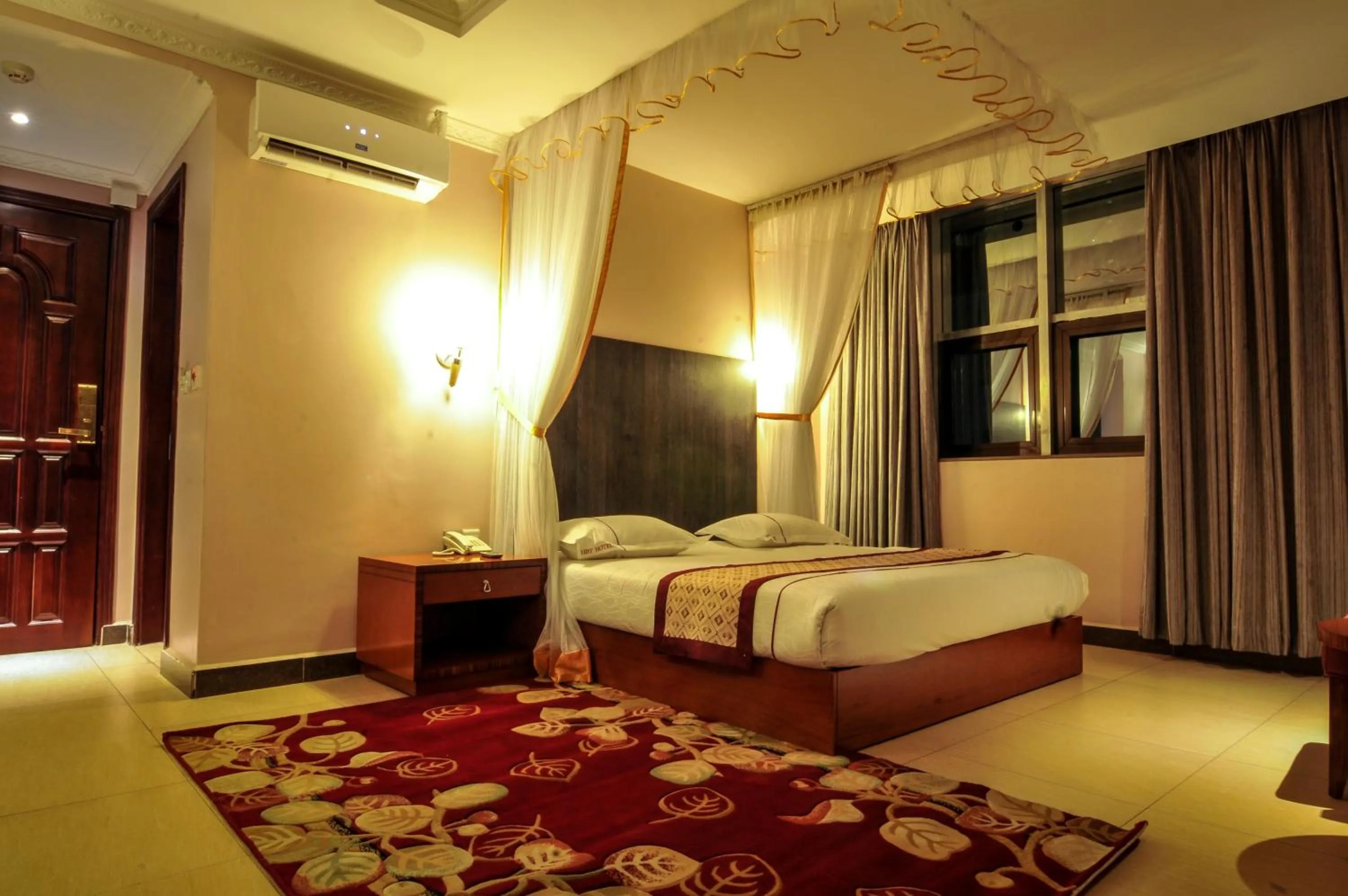 Bedroom, Bed in Russell Hotel