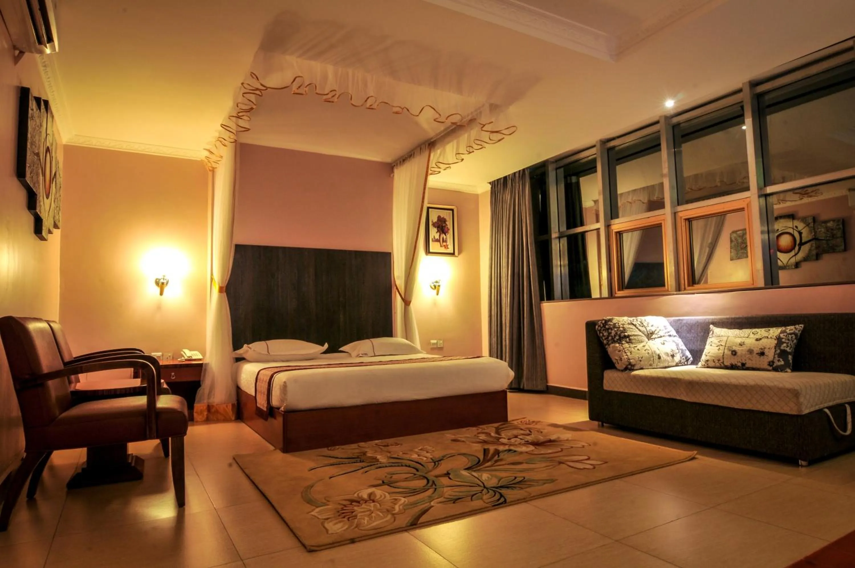 Bedroom, Bed in Russell Hotel