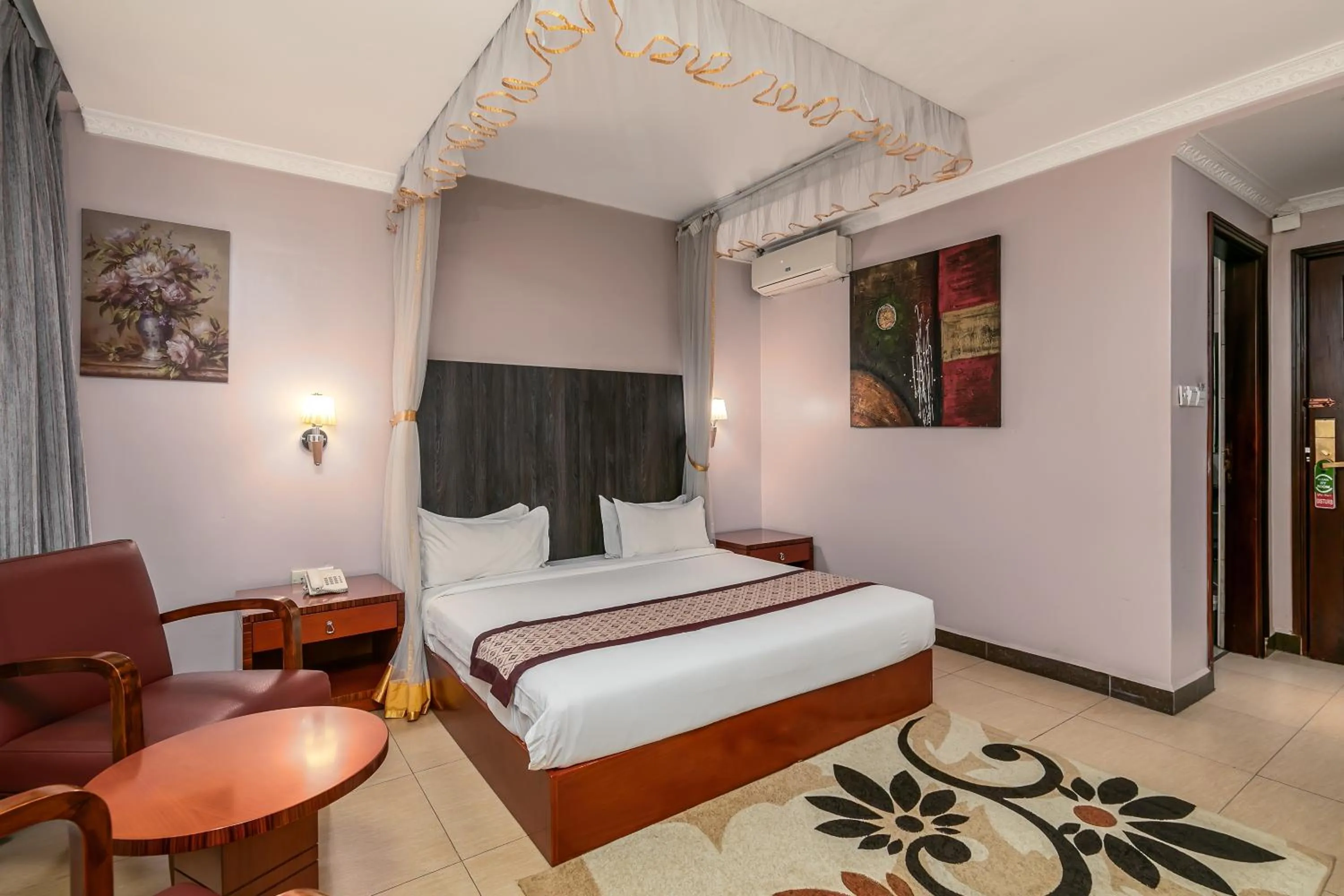 Bed in Russell Hotel