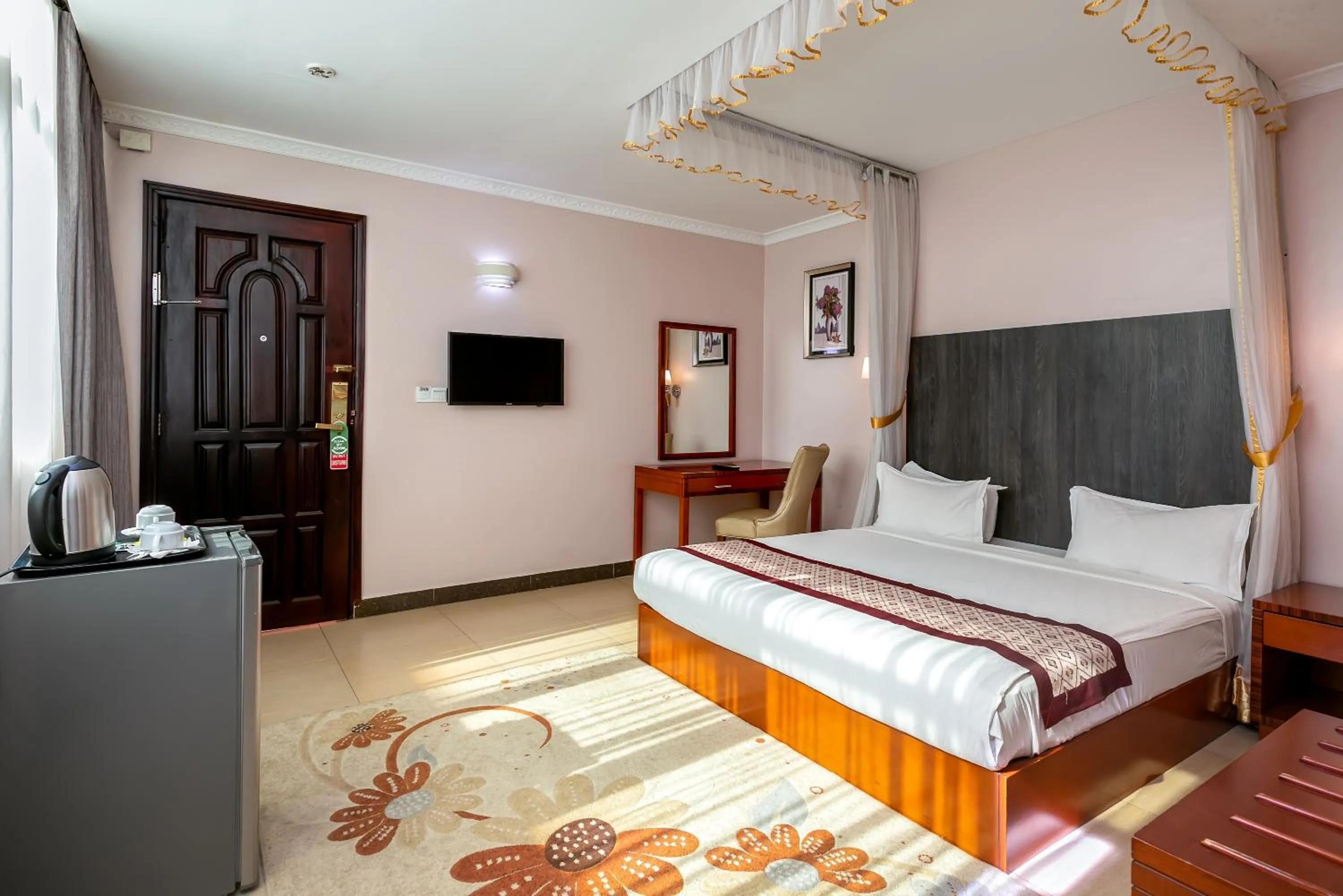 Bed in Russell Hotel