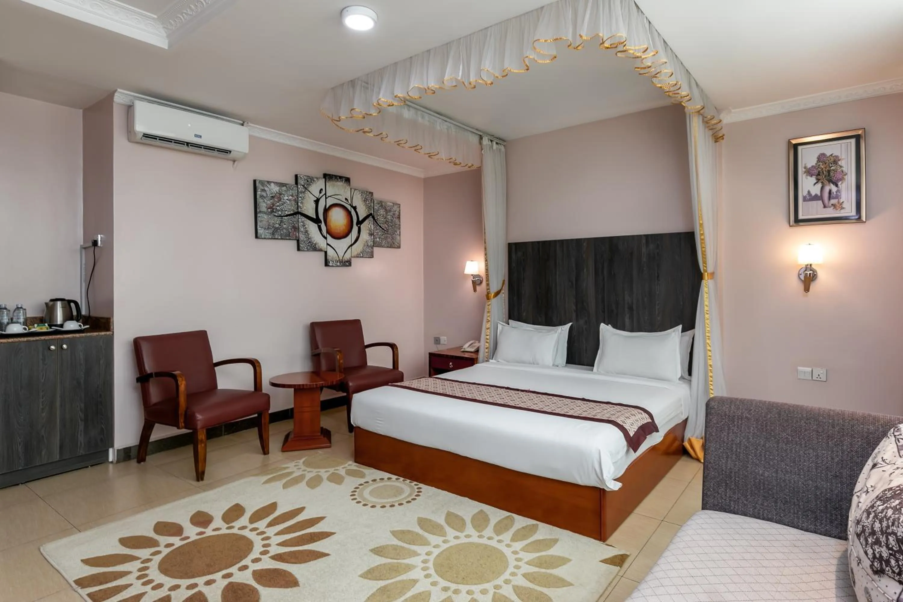 Bed in Russell Hotel