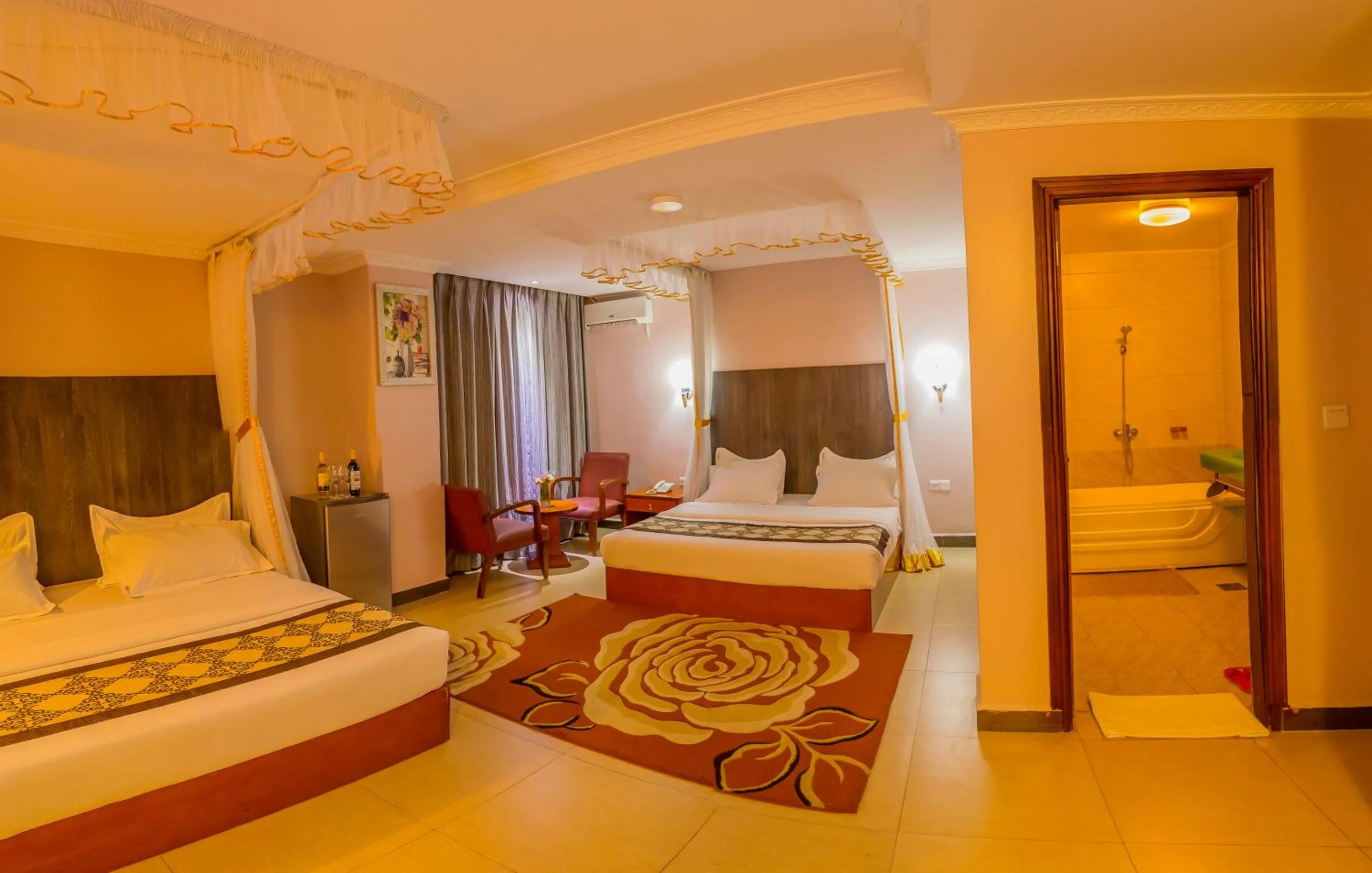 Bedroom, Bed in Russell Hotel