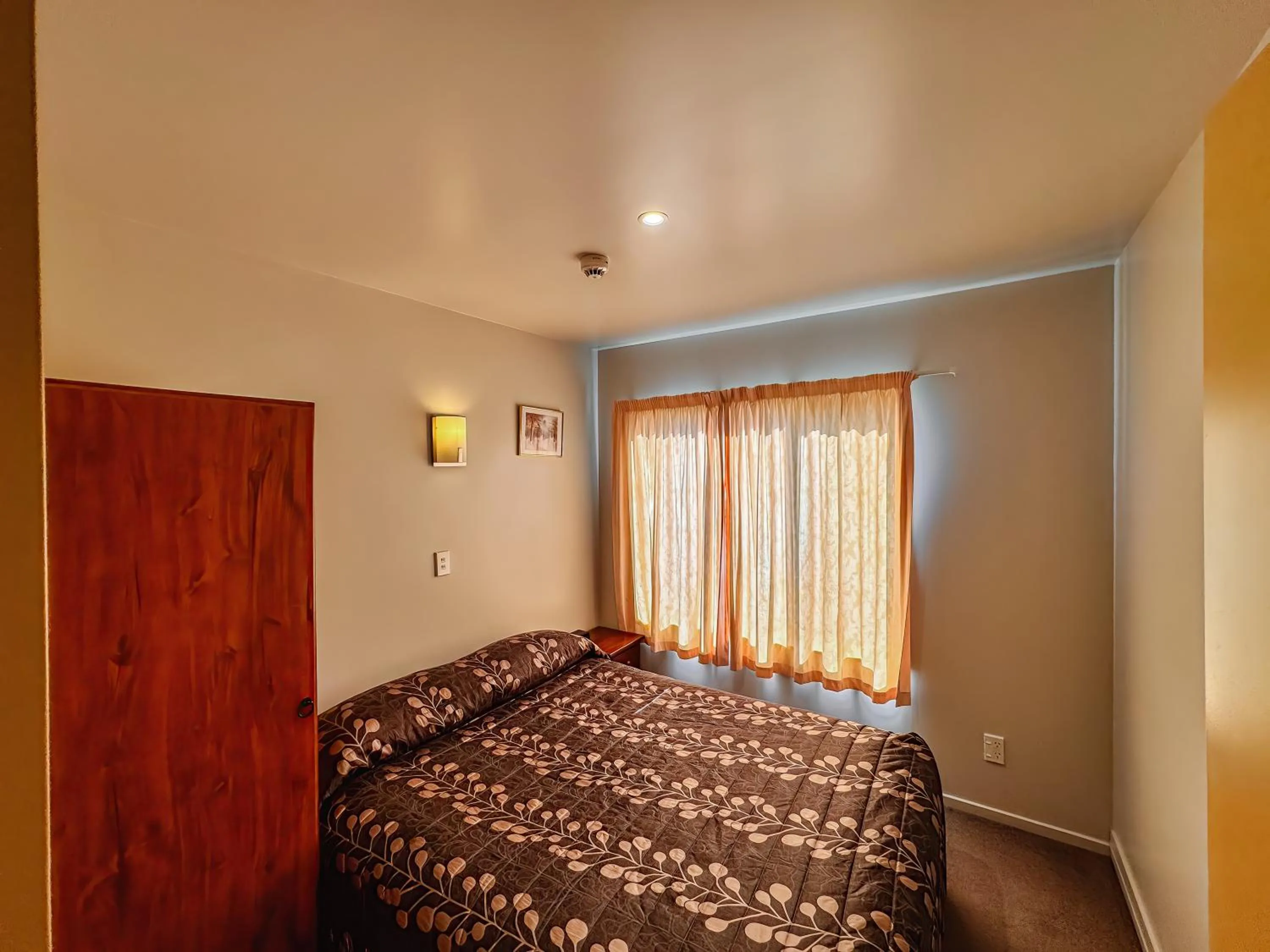 Bedroom, Bed in Bealey Avenue Motel