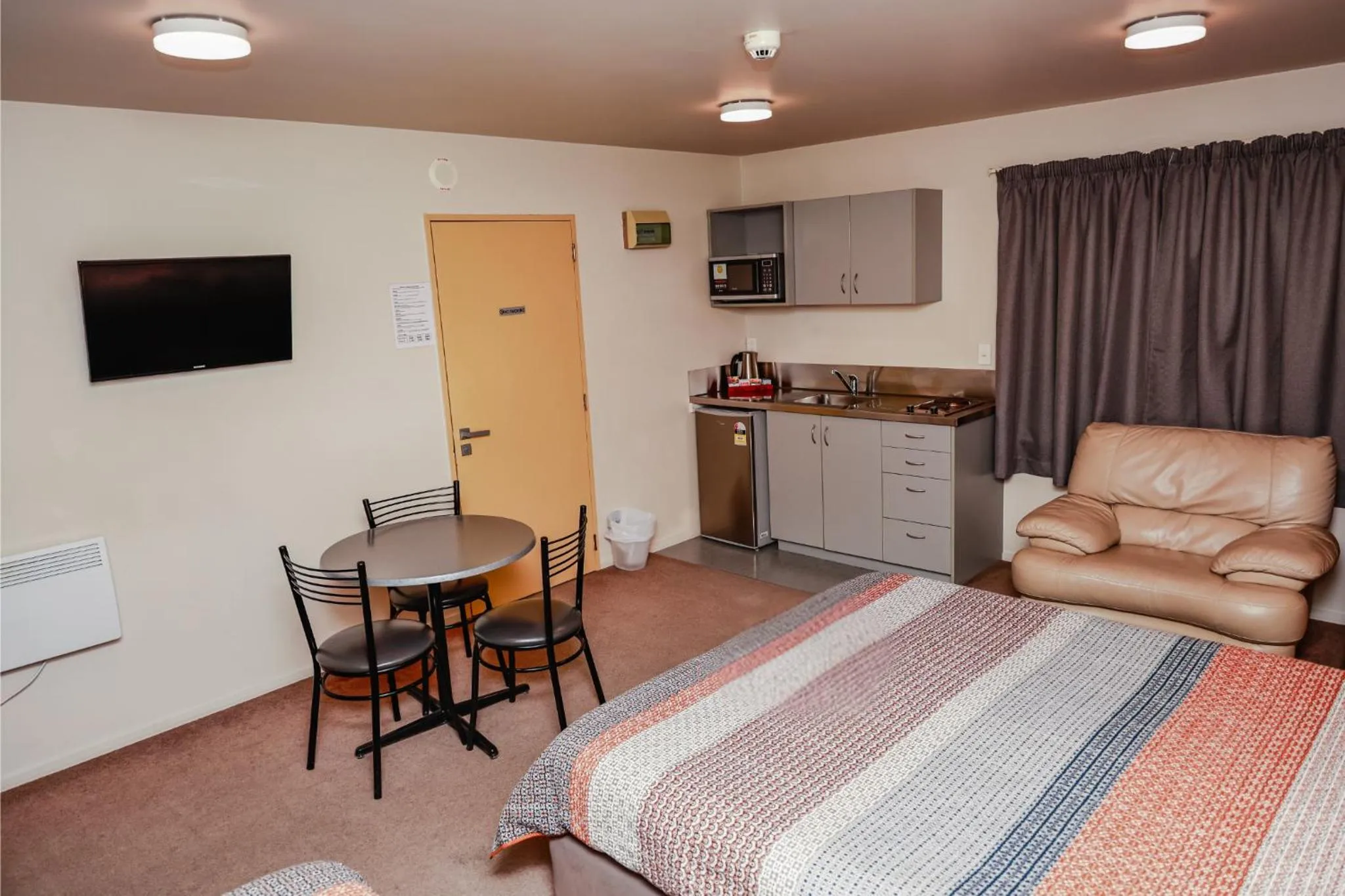 Bedroom in Bealey Avenue Motel