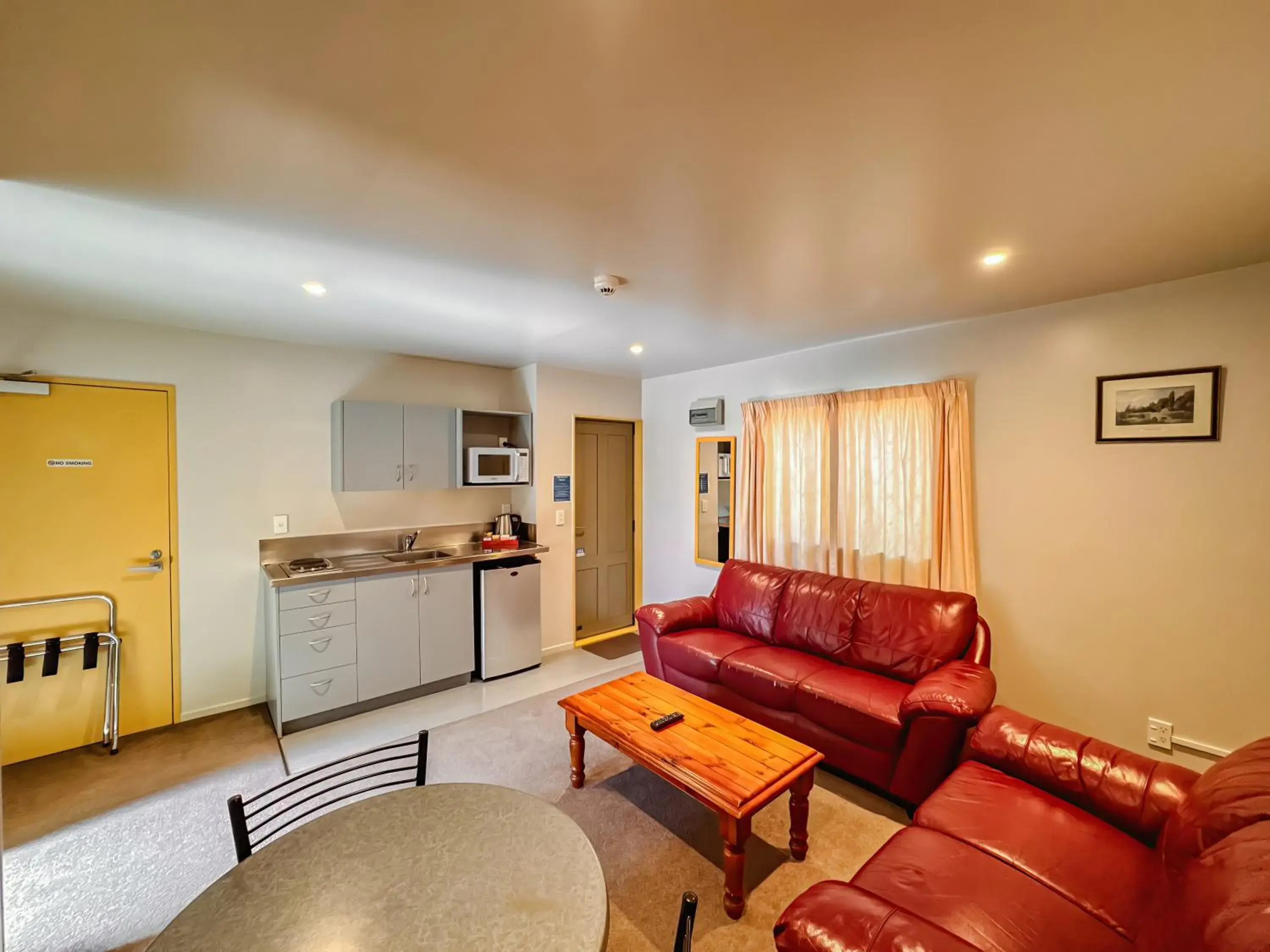 Living room in Bealey Avenue Motel Living room in Bealey Avenue Motel