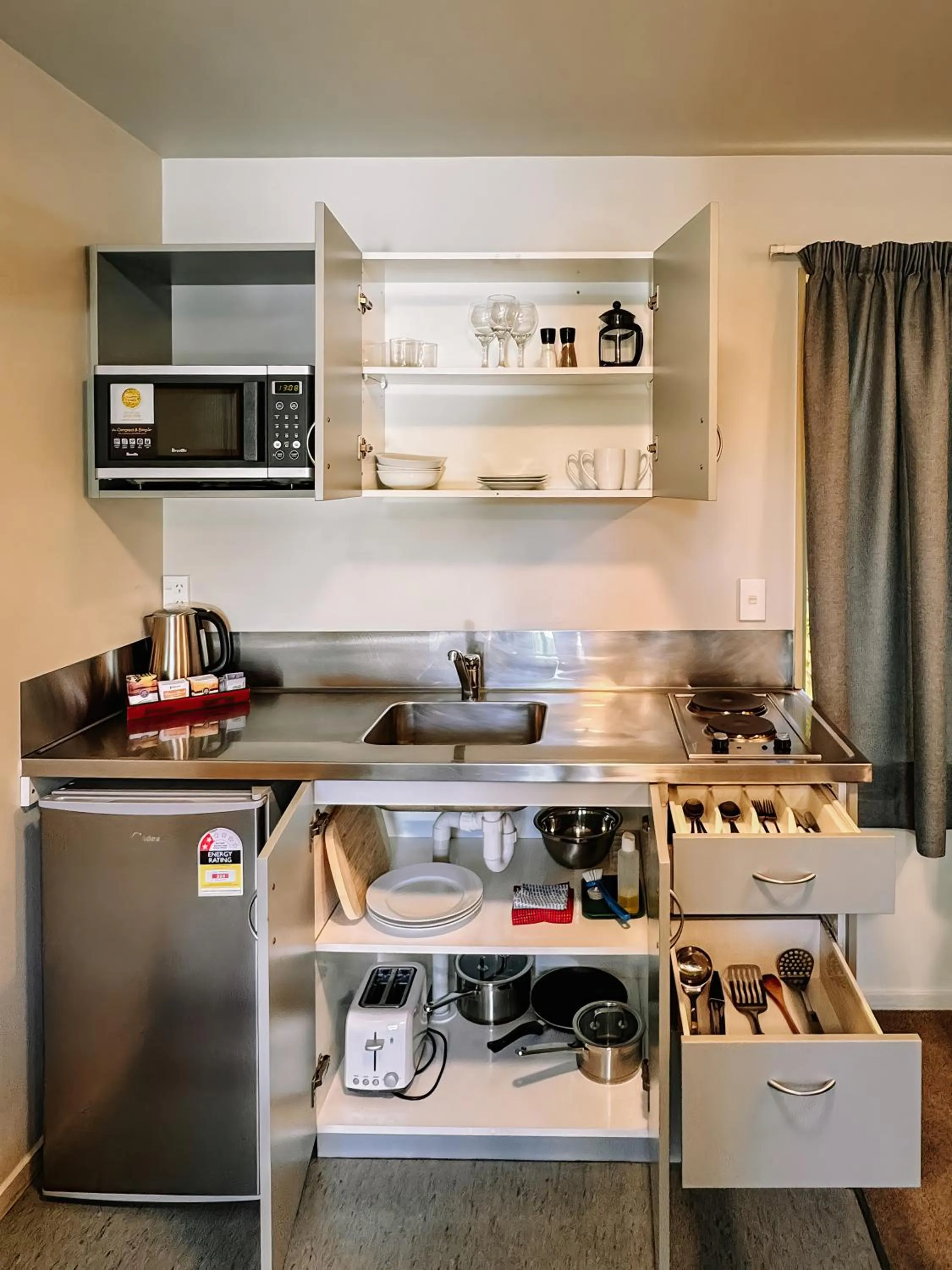 microwave in Bealey Avenue Motel