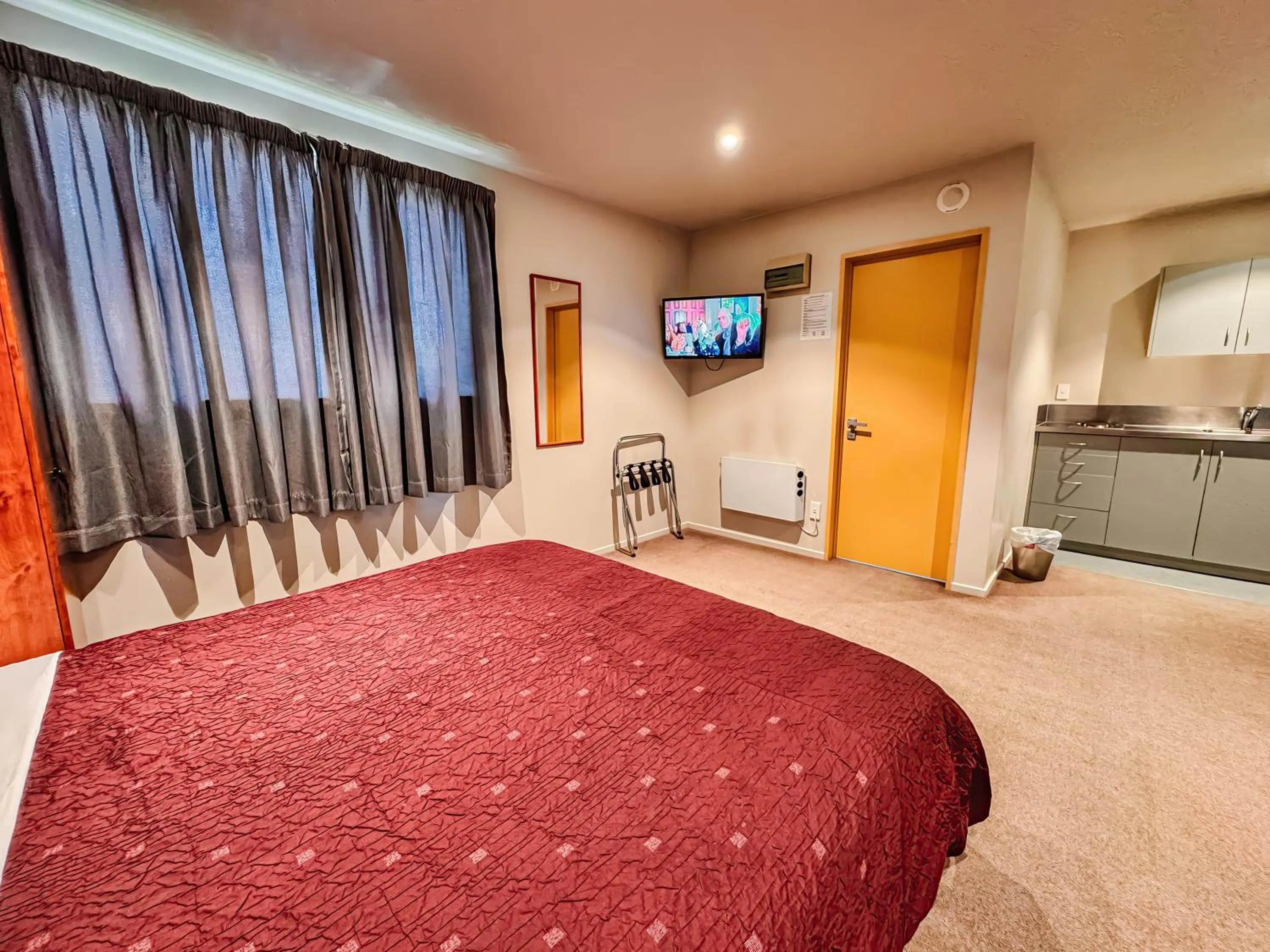 Bedroom, Bed in Bealey Avenue Motel