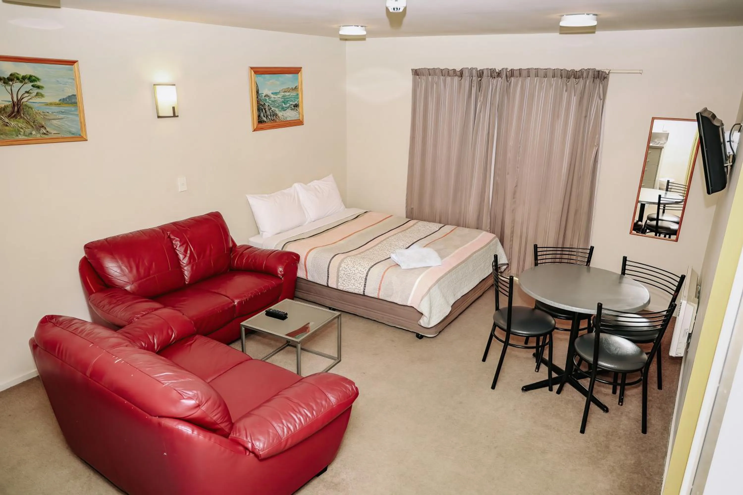 Living room, Bed in Bealey Avenue Motel