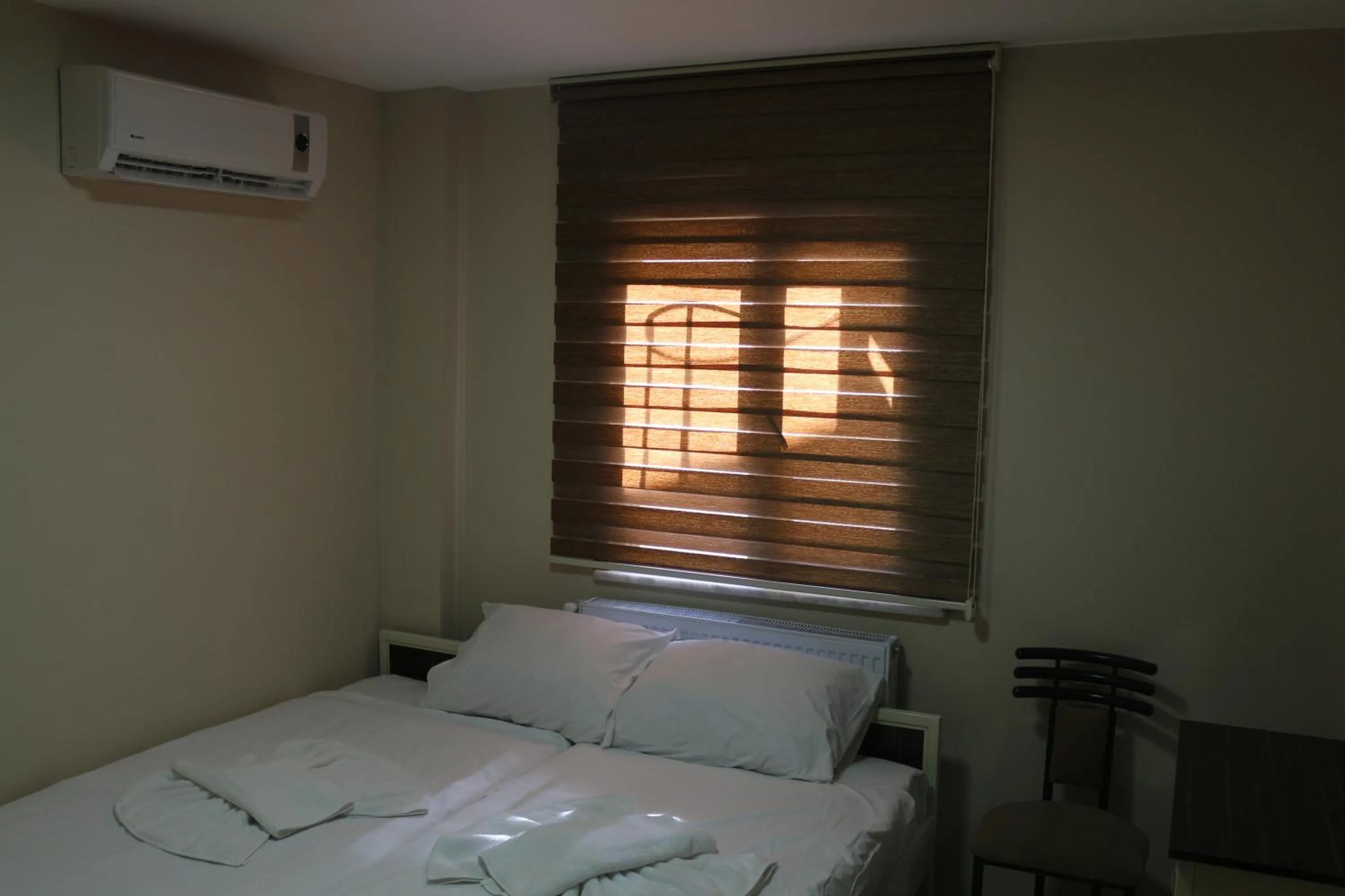Photo of the whole room, Bed in Beyoglu Huzur Hotel