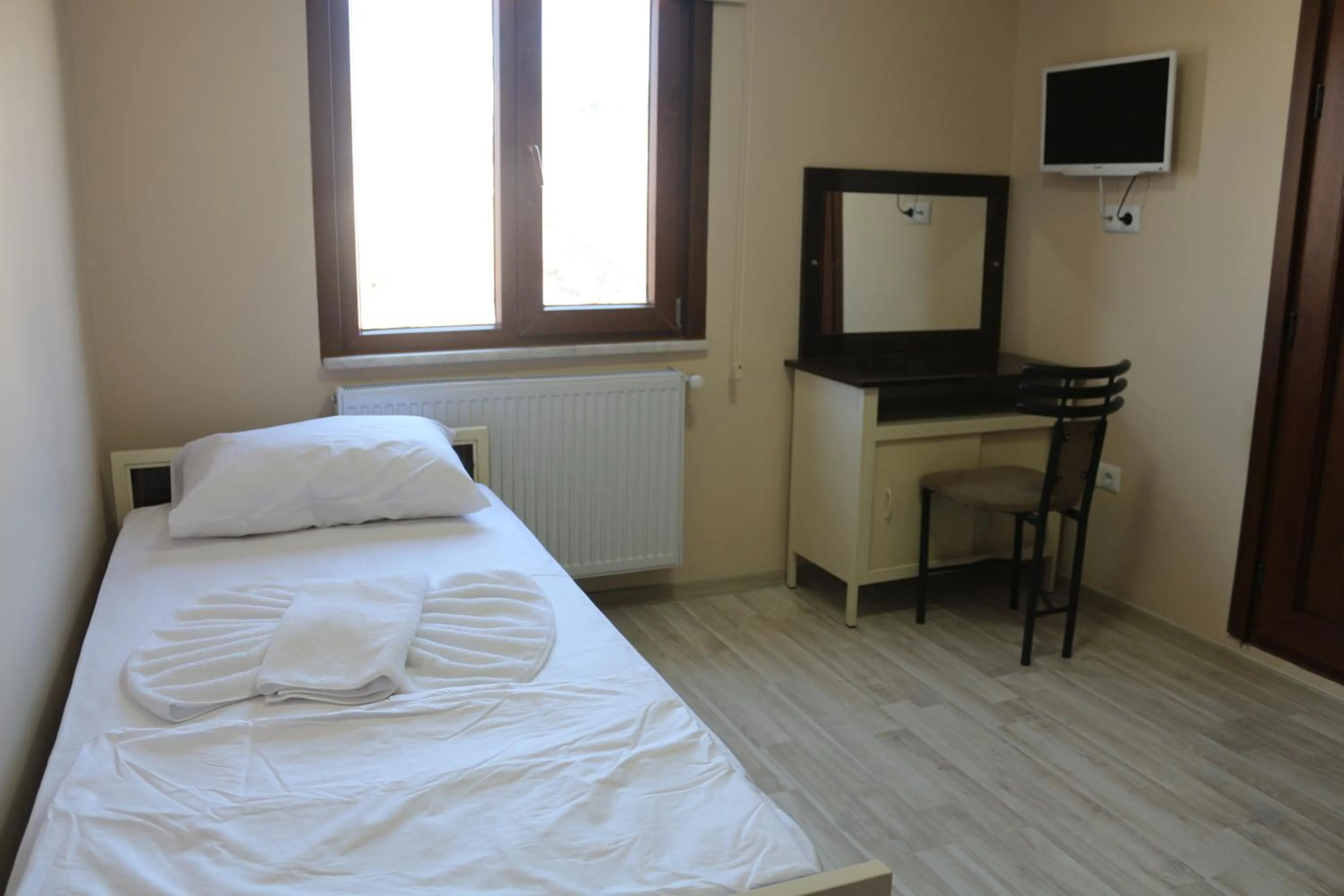 Photo of the whole room, Bed in Beyoglu Huzur Hotel