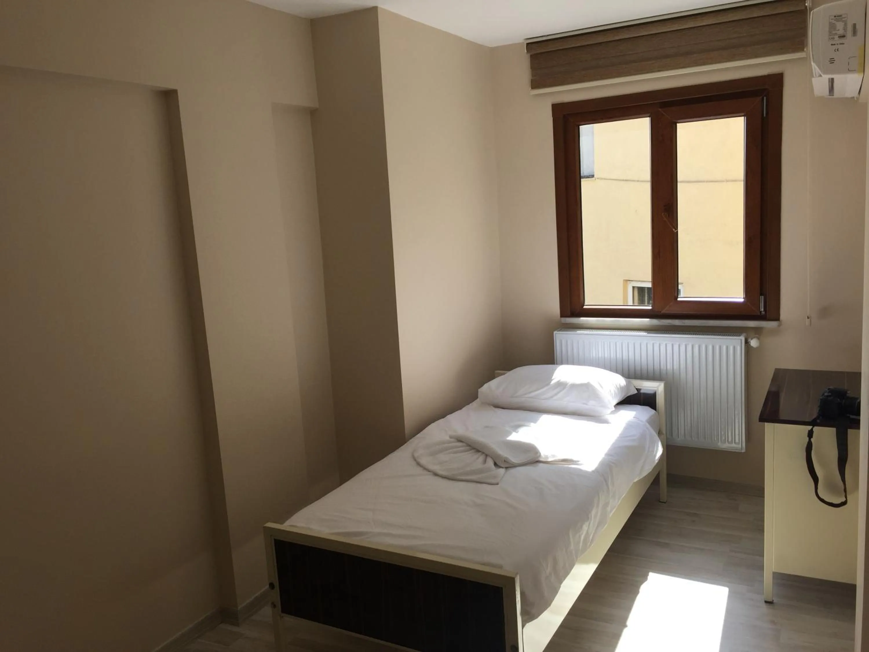 Photo of the whole room, Bed in Beyoglu Huzur Hotel