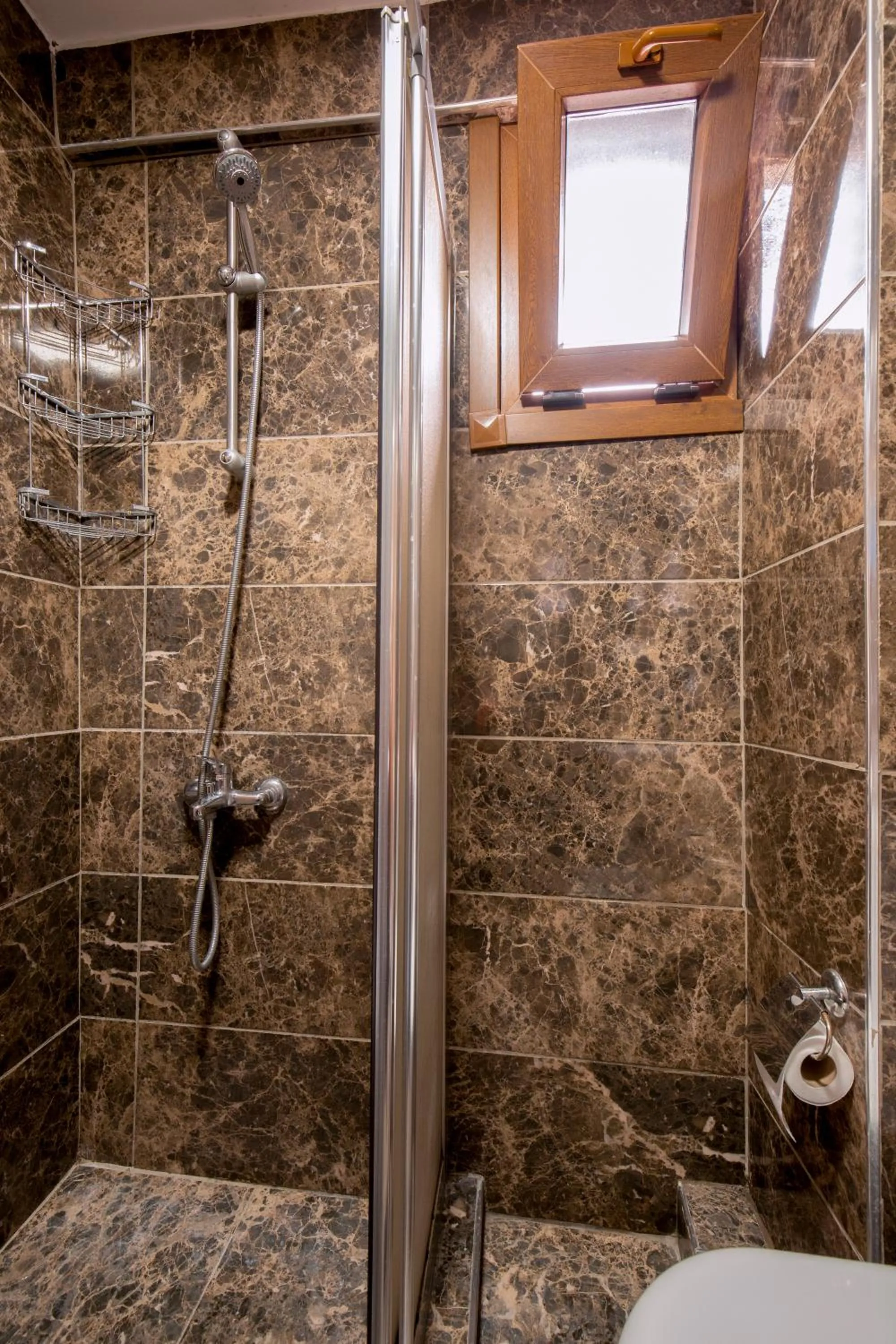 Shower in Beyoglu Huzur Hotel
