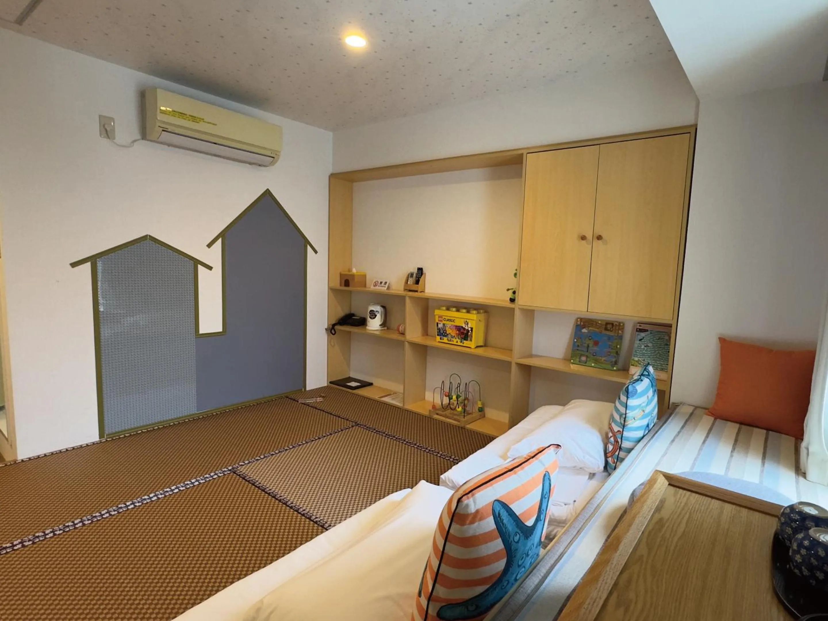 Photo of the whole room, Bed in Victoria Hotel