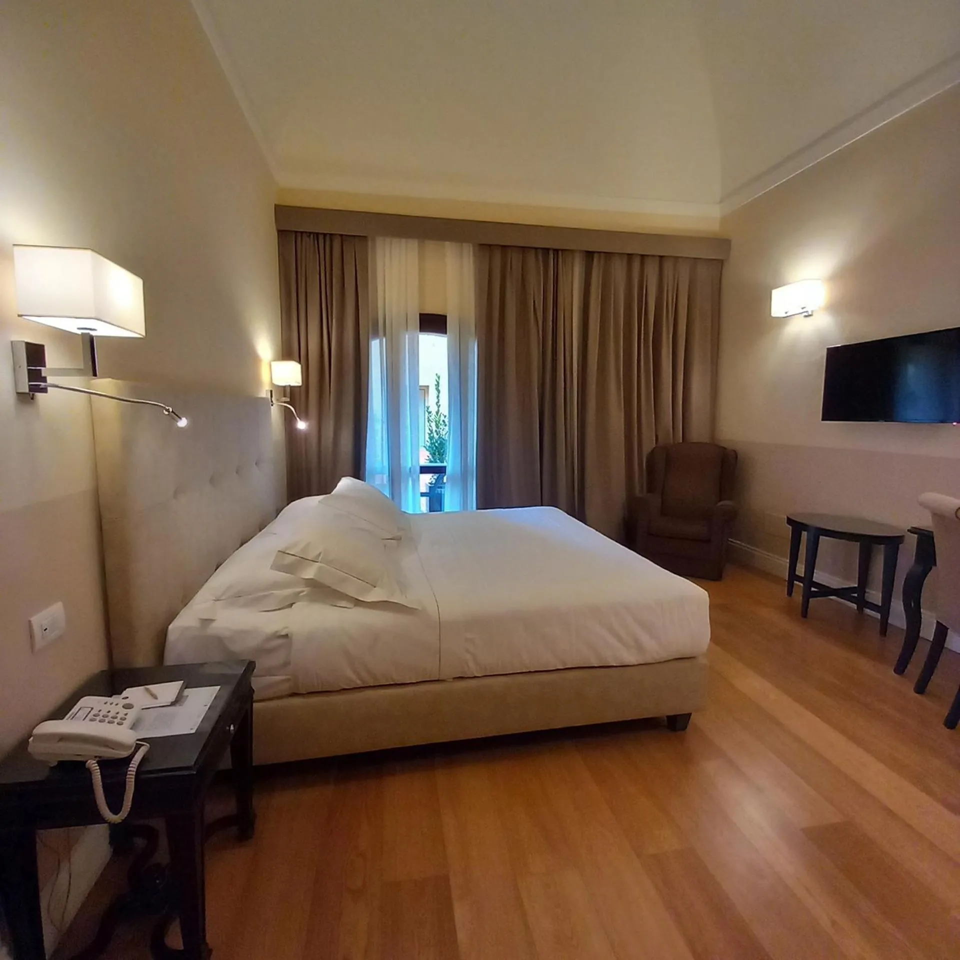 Balcony/Terrace, Bed in Hotel Palazzo San Lorenzo & Spa