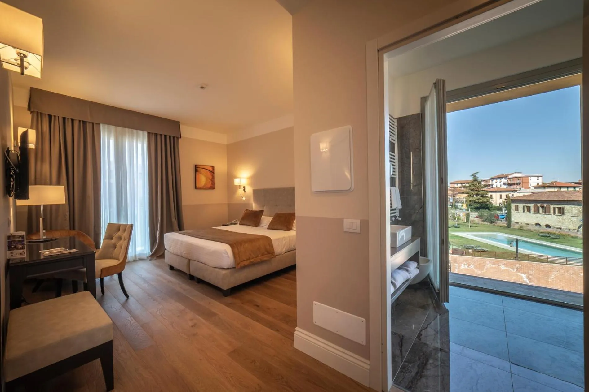 Bathroom, Bed in Hotel Palazzo San Lorenzo & Spa