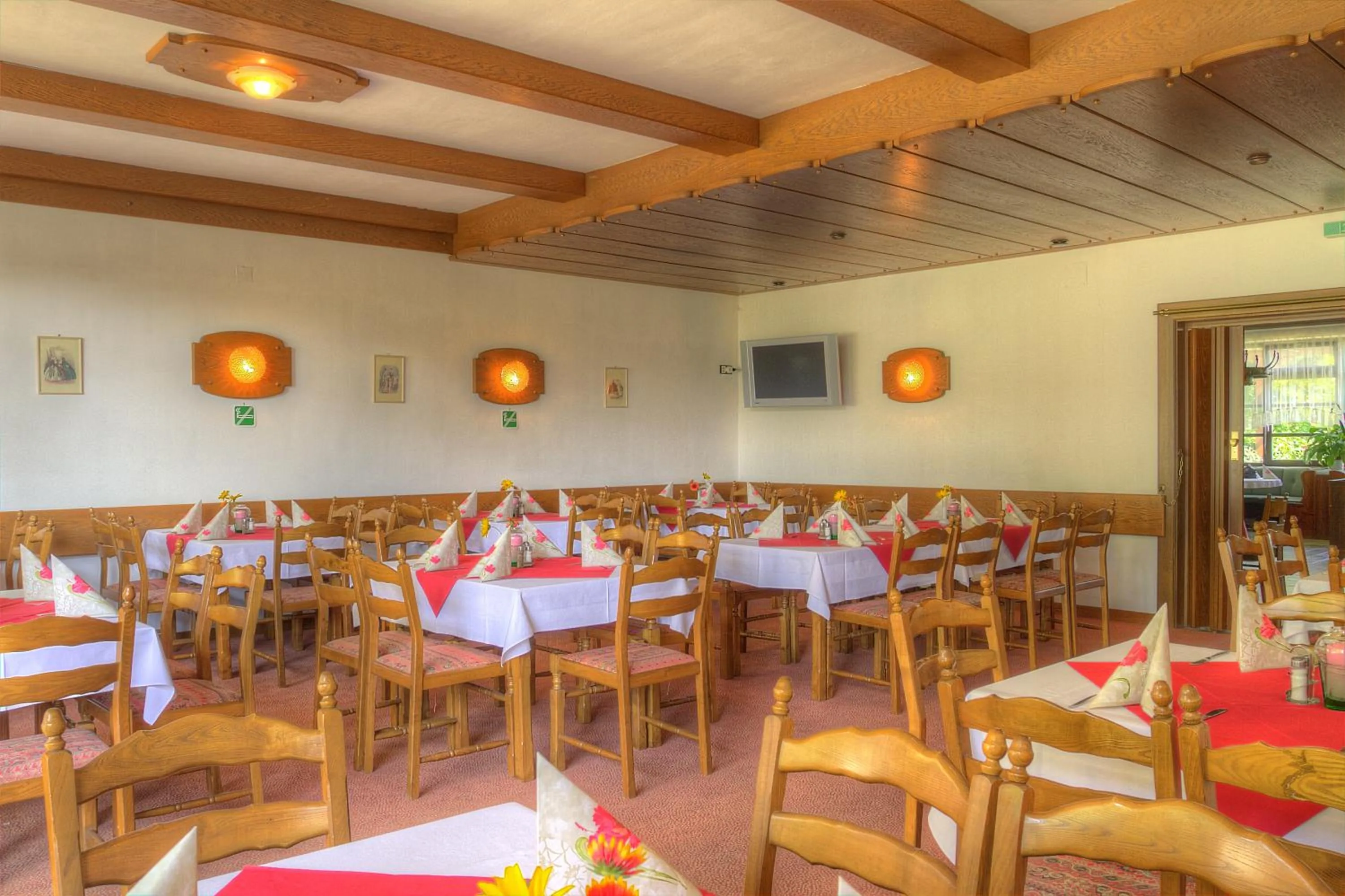 Restaurant/places to eat in Burgenländerhof Hotel Garni