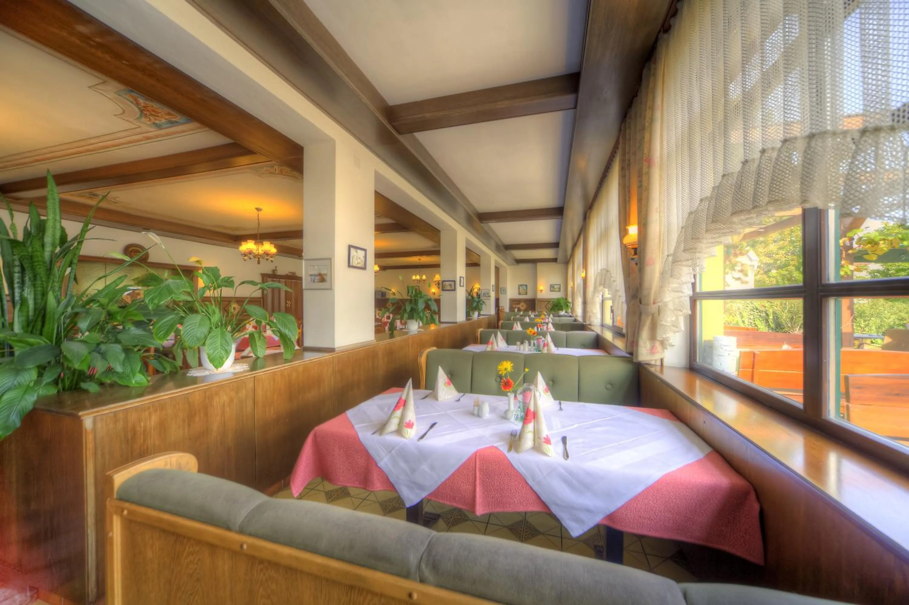 Restaurant/places to eat in Burgenländerhof Hotel Garni