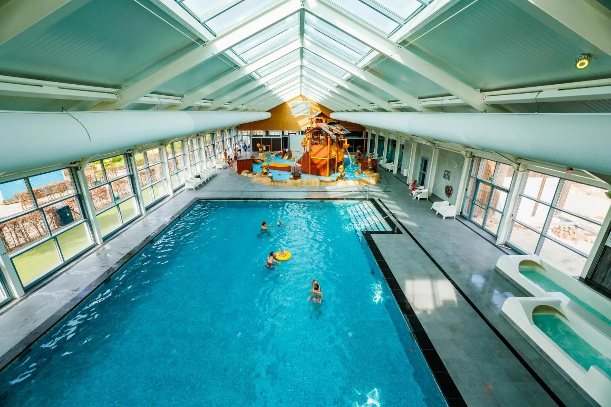 Swimming pool in Vakantiepark Eiland van Maurik