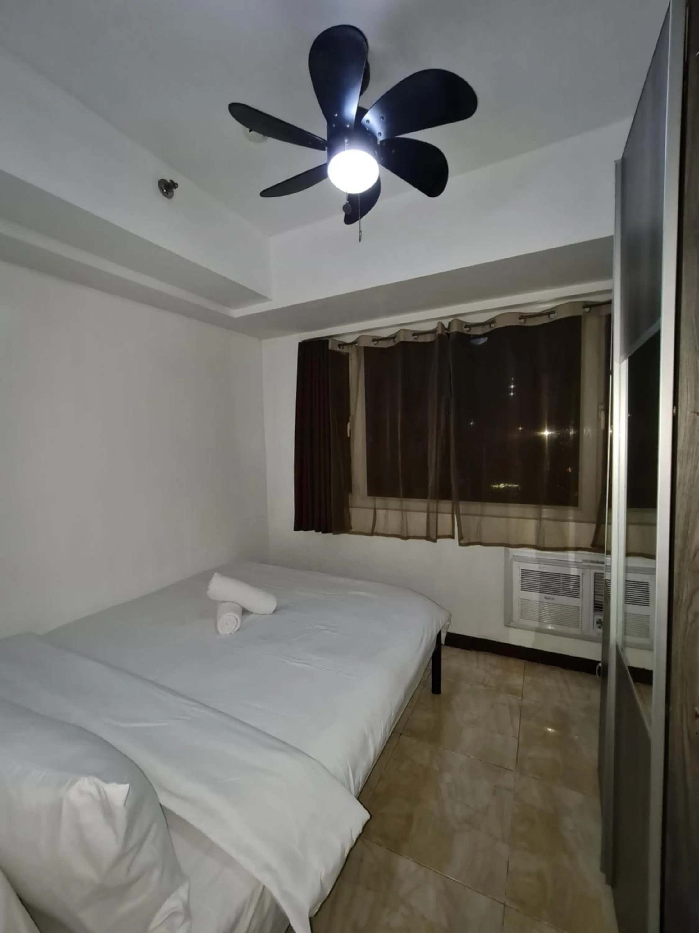 Bed in Solemare Parksuites Condominium - Condo R Us