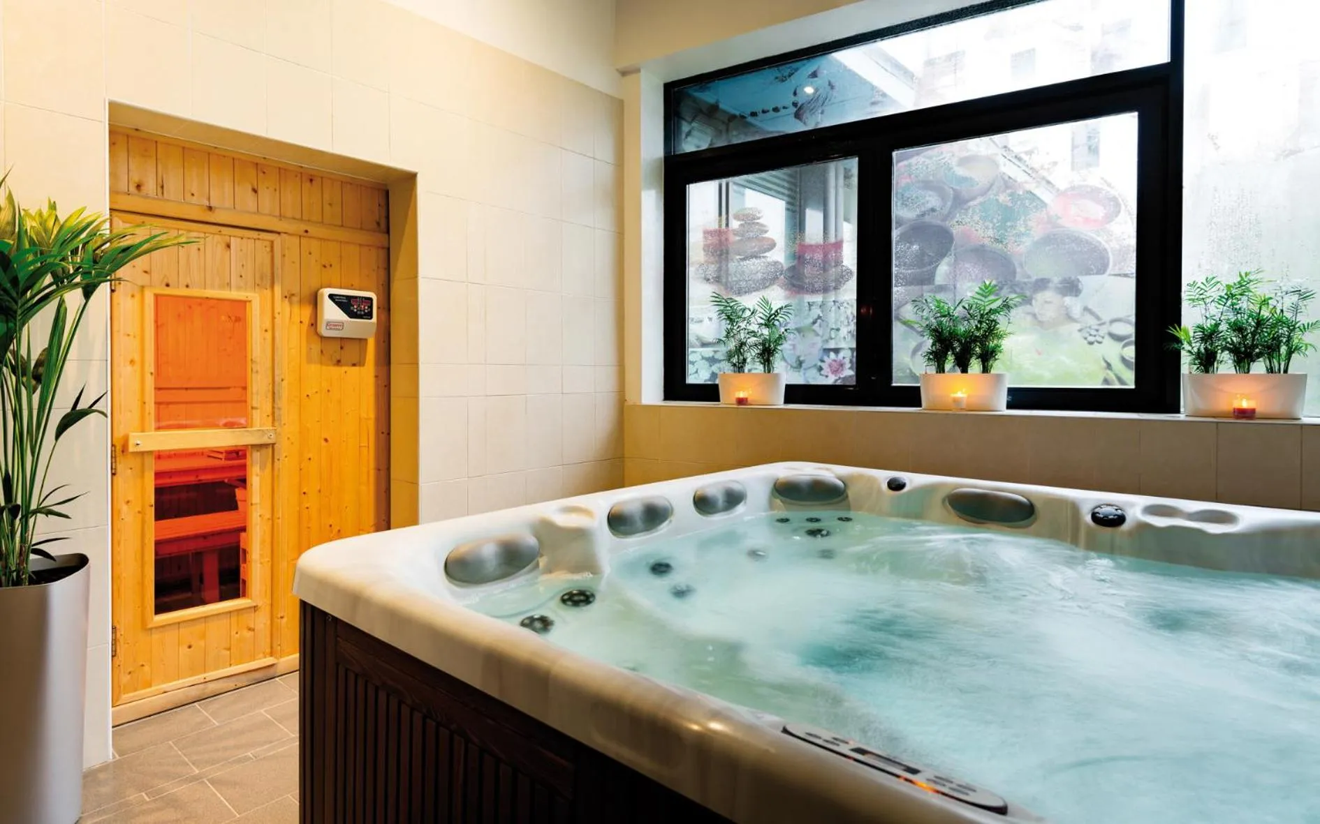 Hot Tub in Lagrange Apart’Hotel Paris-Boulogne