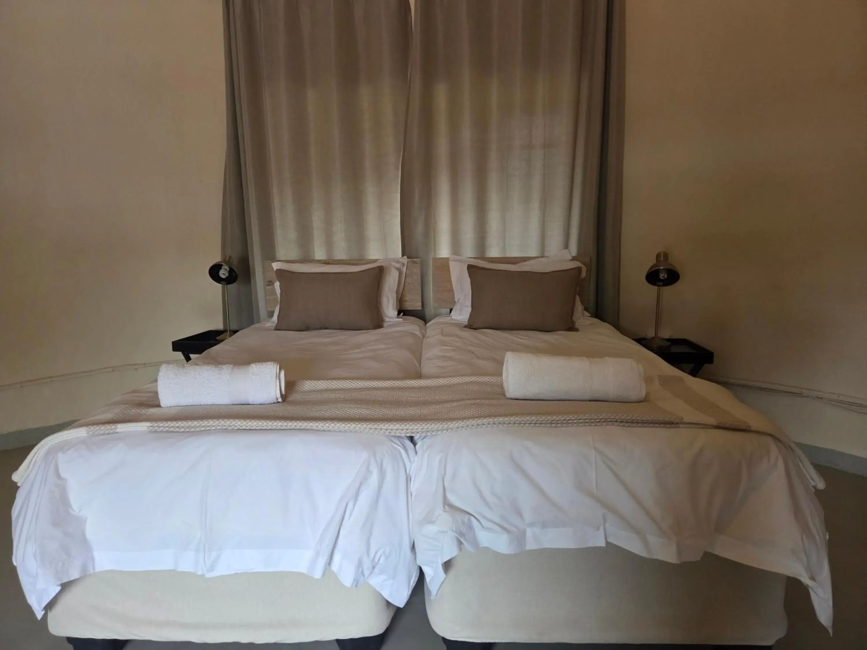 Twin Room with View - single occupancy in Three Bridges B&B Twin Room with View - single occupancy in Three Bridges B&B