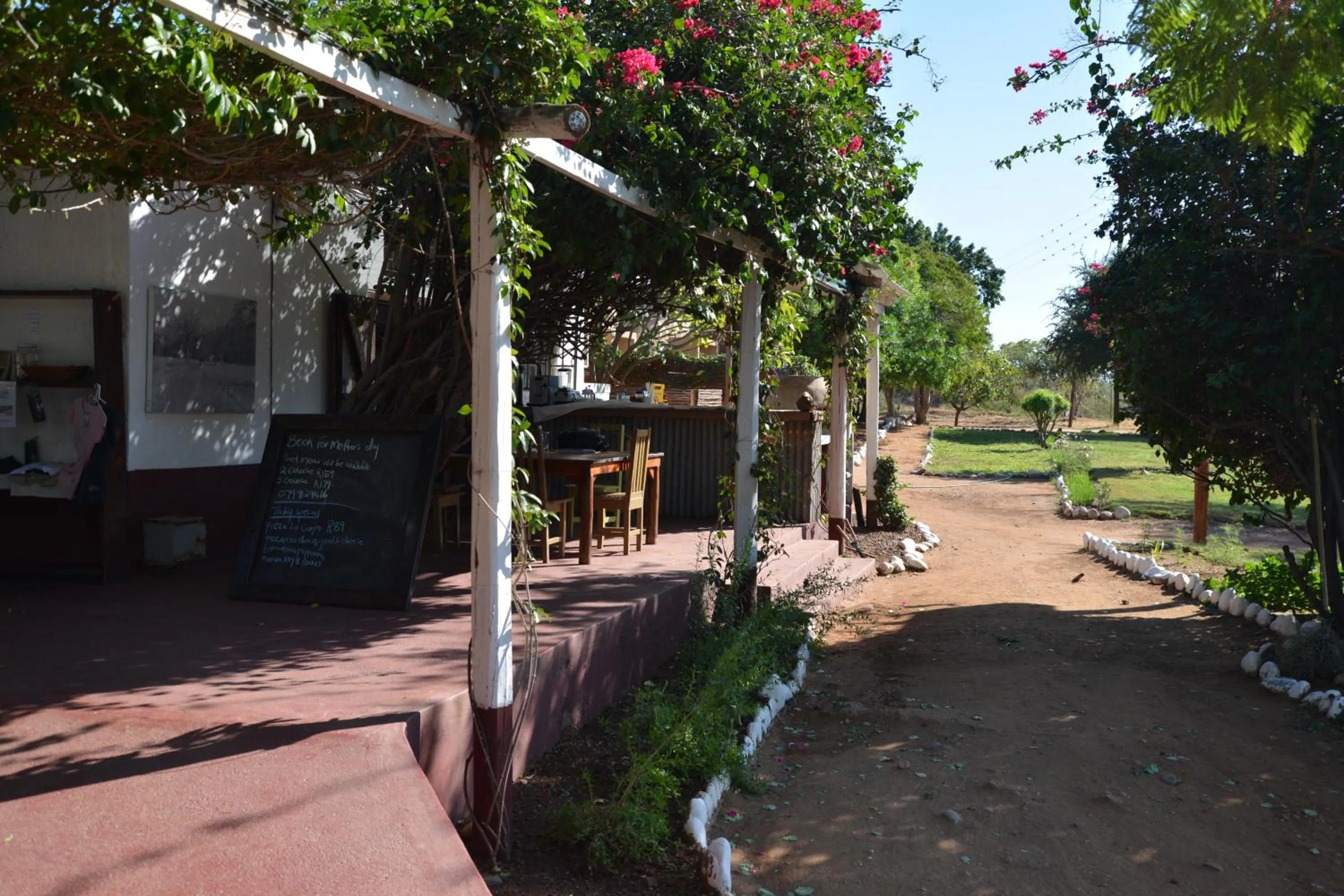 Restaurant/places to eat in Three Bridges B&B