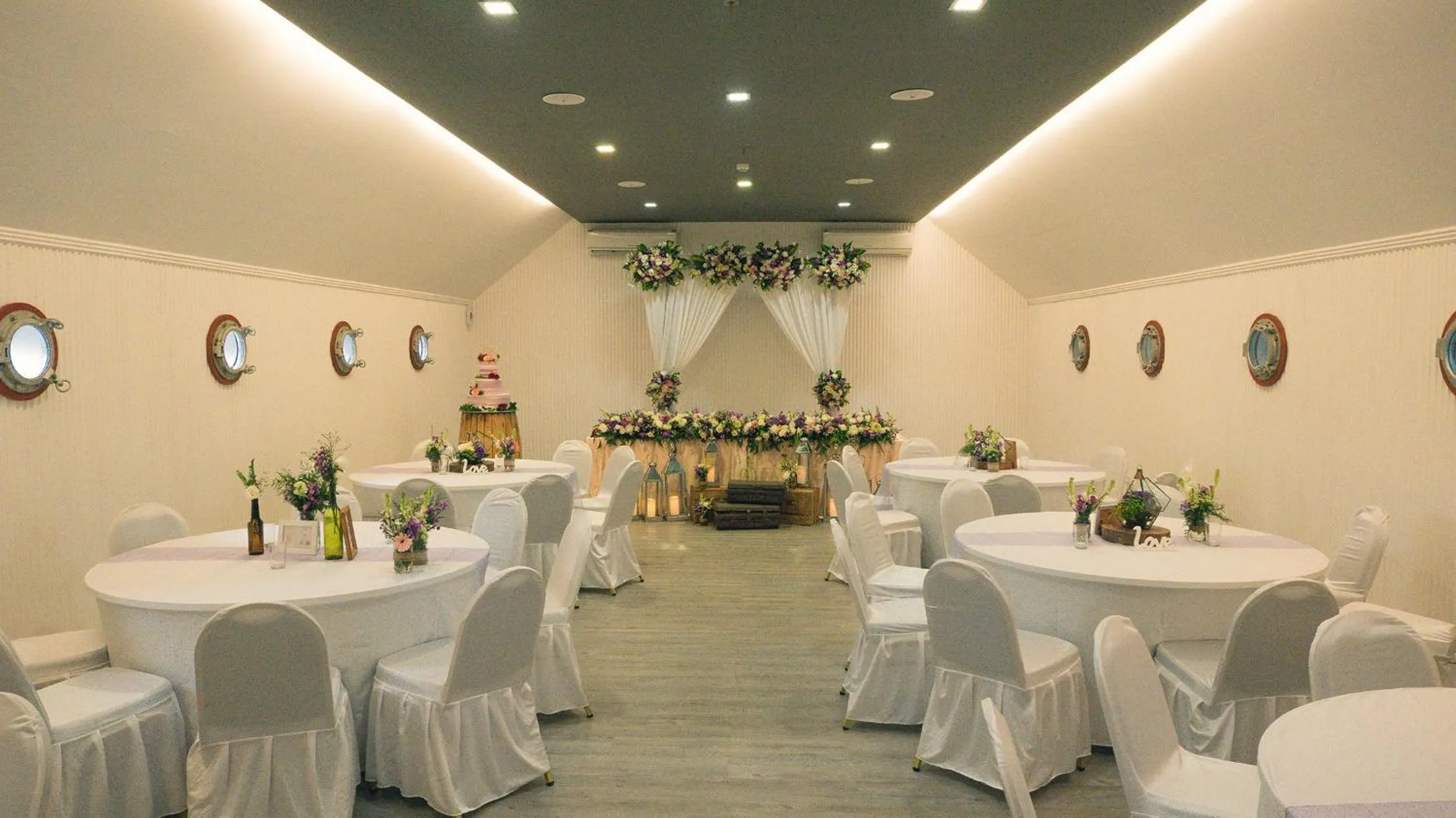 Evening entertainment in Hotel Daun Bali Seminyak