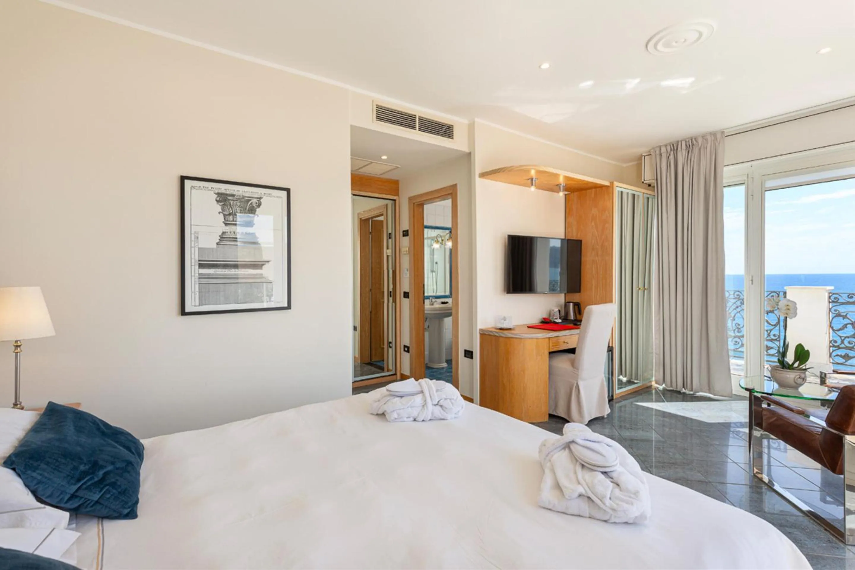 Bed in Grand Hotel Mediterranee