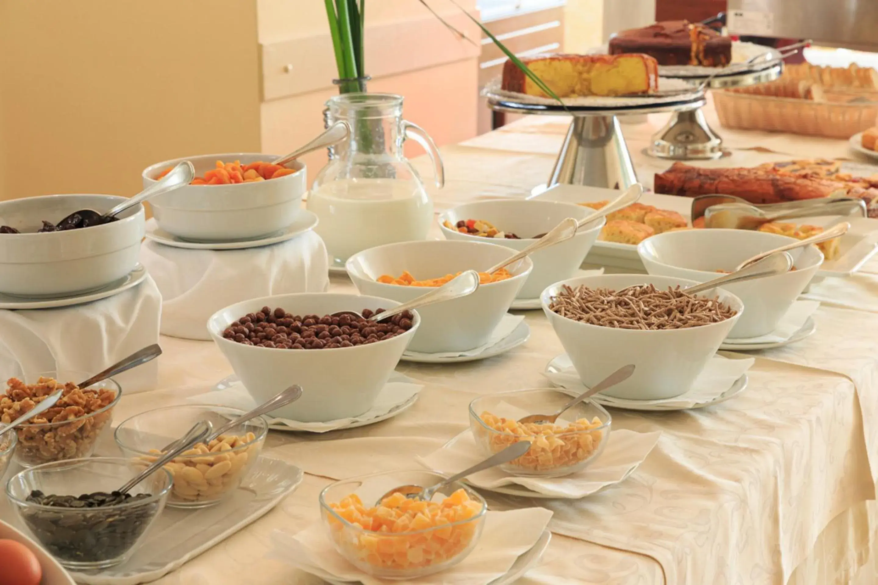 Food and drinks in Grand Hotel Mediterranee Food and drinks in Grand Hotel Mediterranee