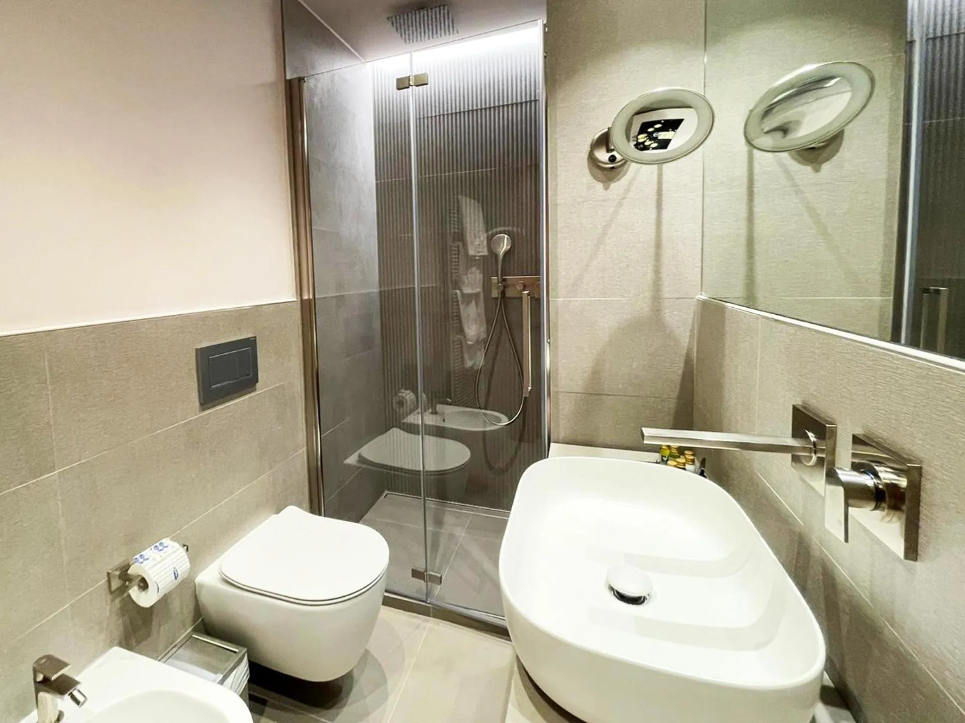 Shower in LVG Hotel Collection - Grand Hotel Mediterranee