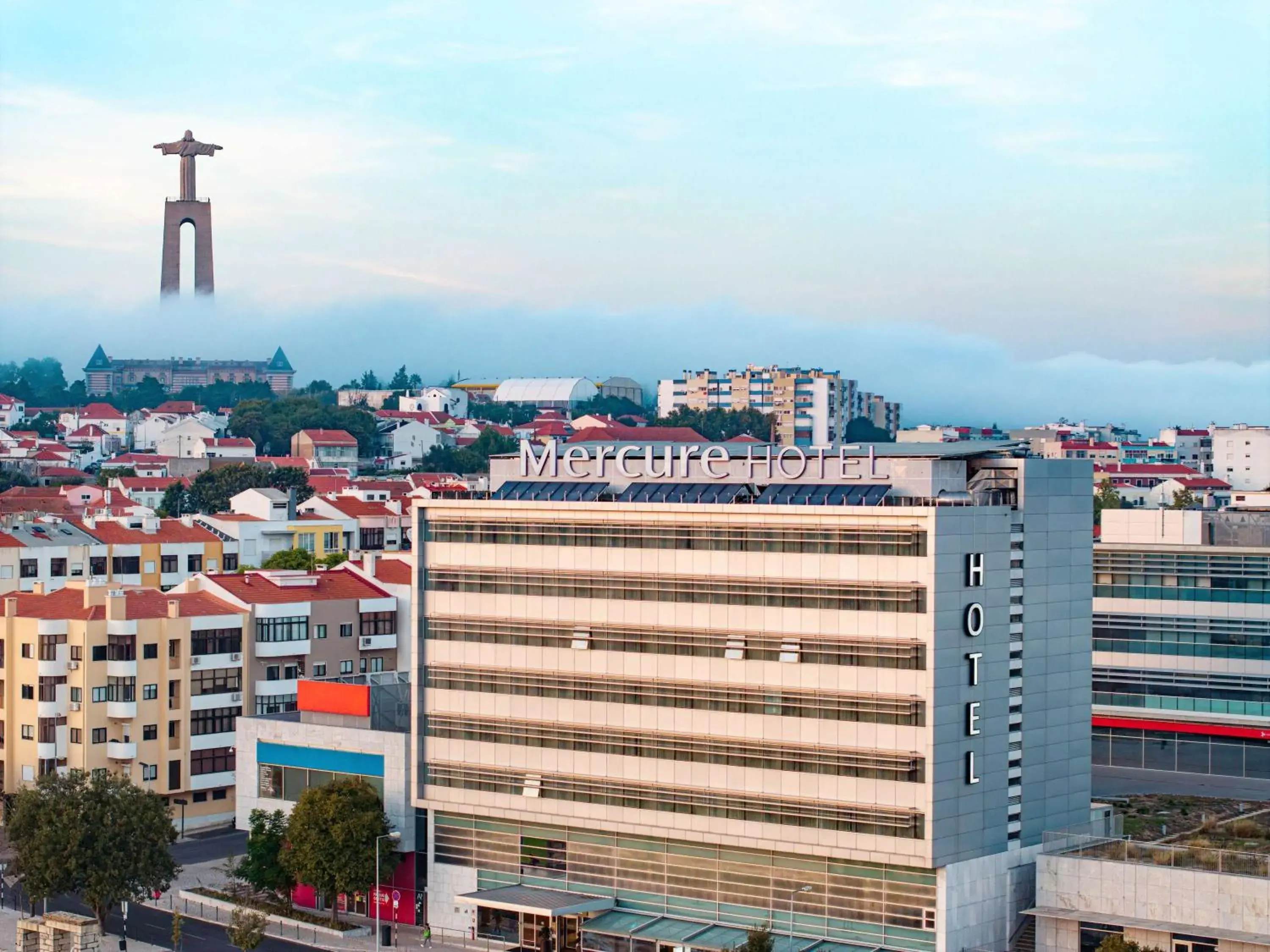 Property building in Mercure Lisboa Almada Property building in Mercure Lisboa Almada