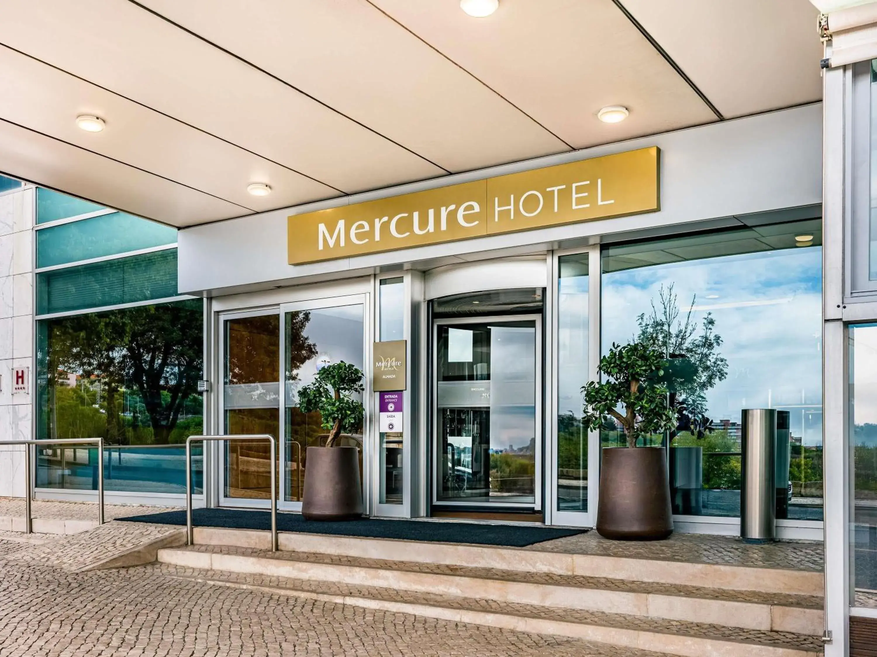 Property building in Mercure Lisboa Almada Property building in Mercure Lisboa Almada