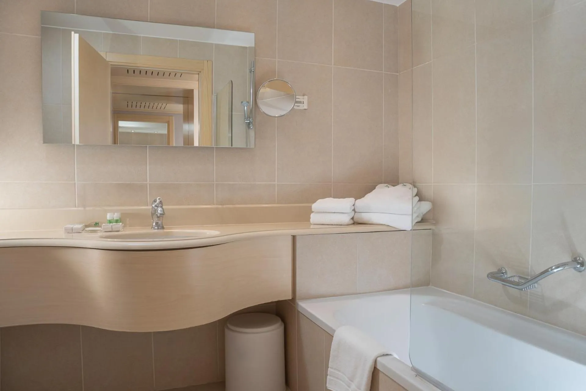 Bathroom in Just Hotel Lomazzo Fiera