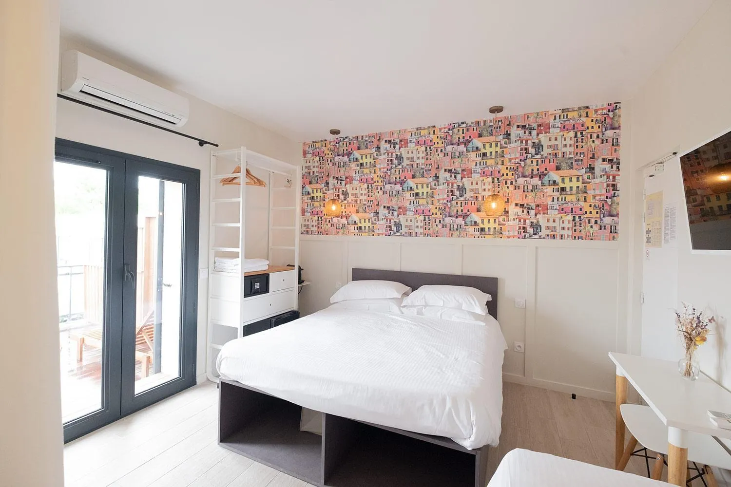 Coffee/tea facilities, Bed in Hôtel de la Plage
