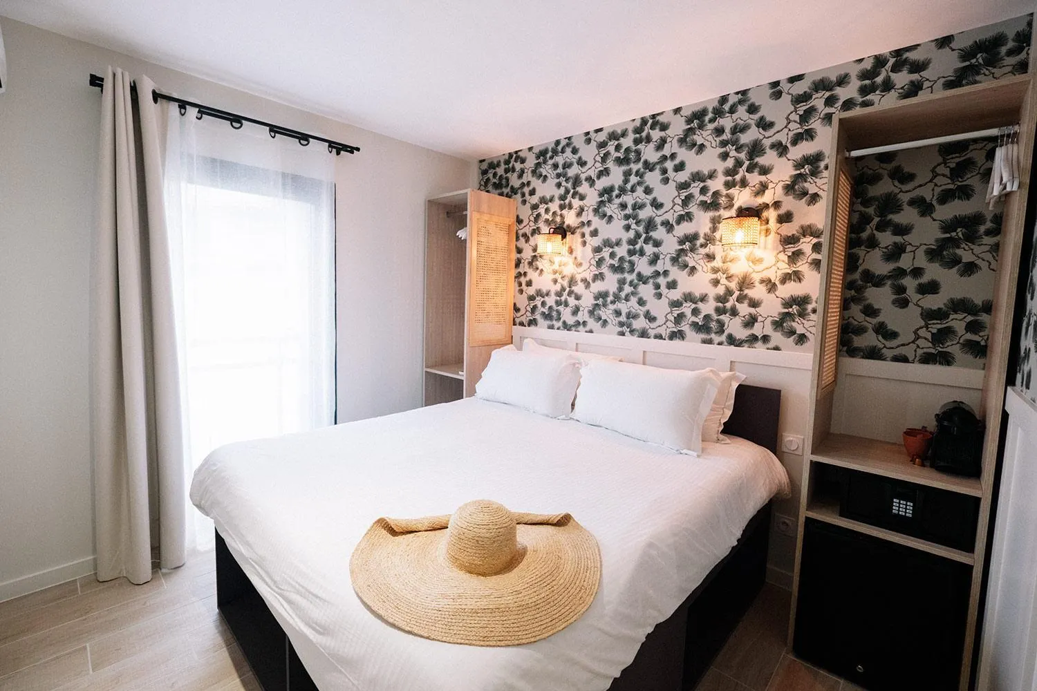 Coffee/tea facilities, Bed in Hôtel de la Plage