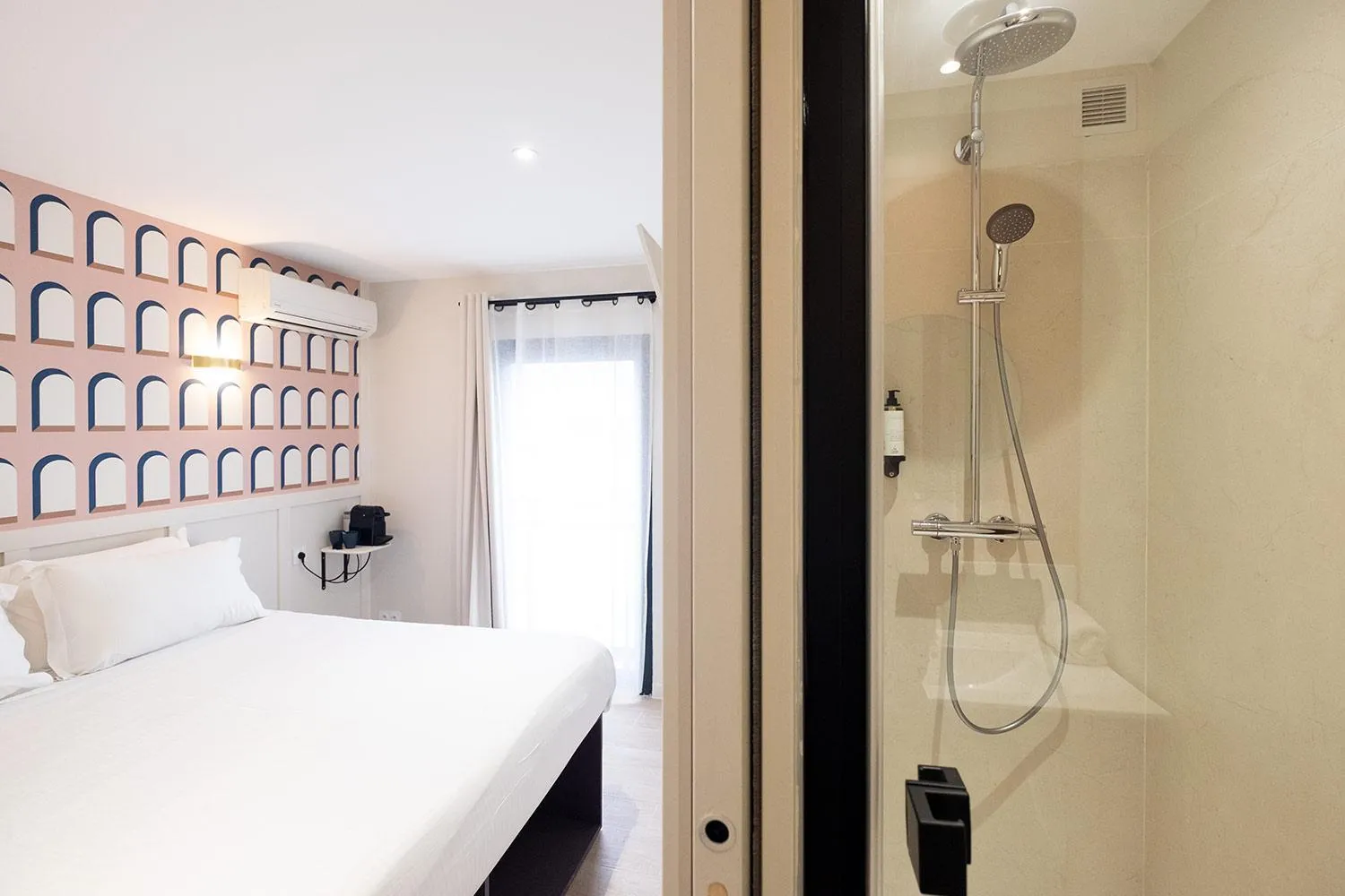 Bathroom, Bed in Hôtel de la Plage